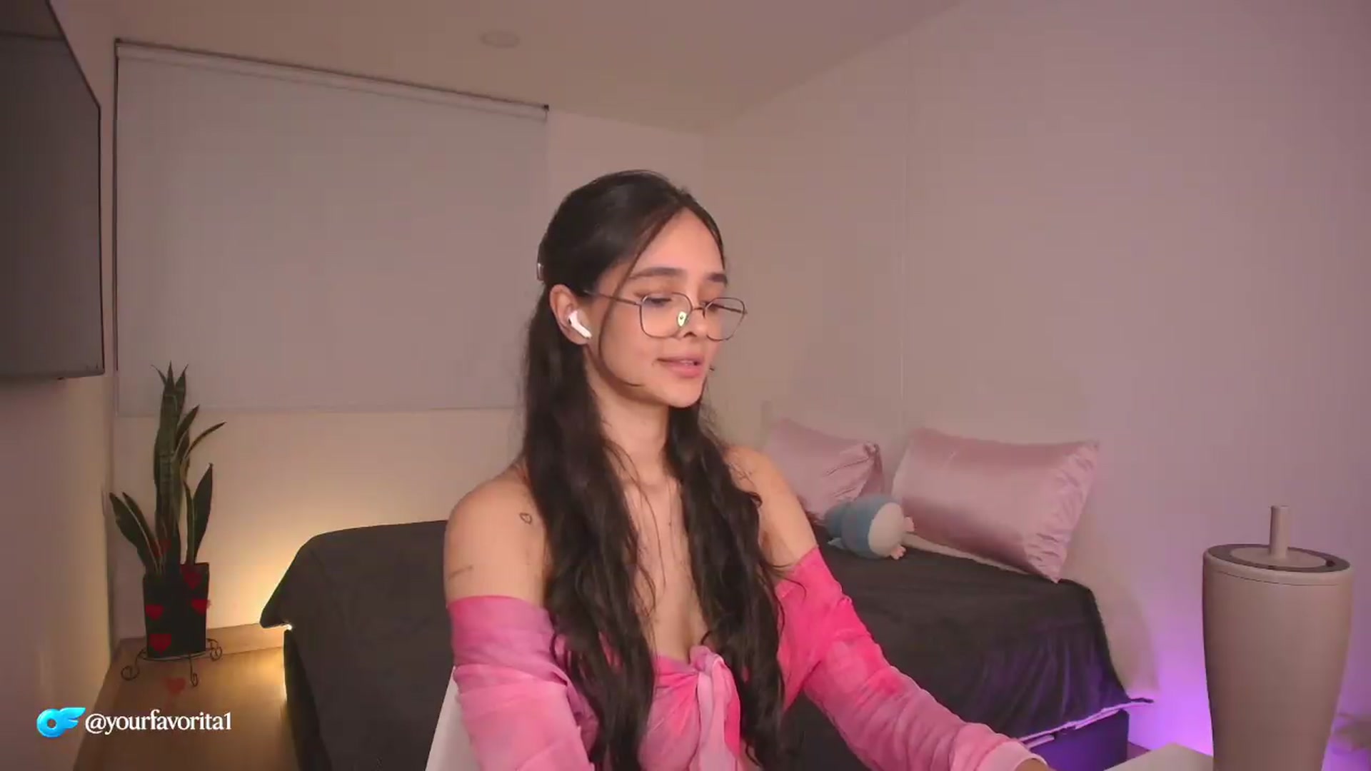 Gallery image thumbnail from YourFavorita's myfreecams stream on, 08/09/2026, 23:42 image 12 of 20