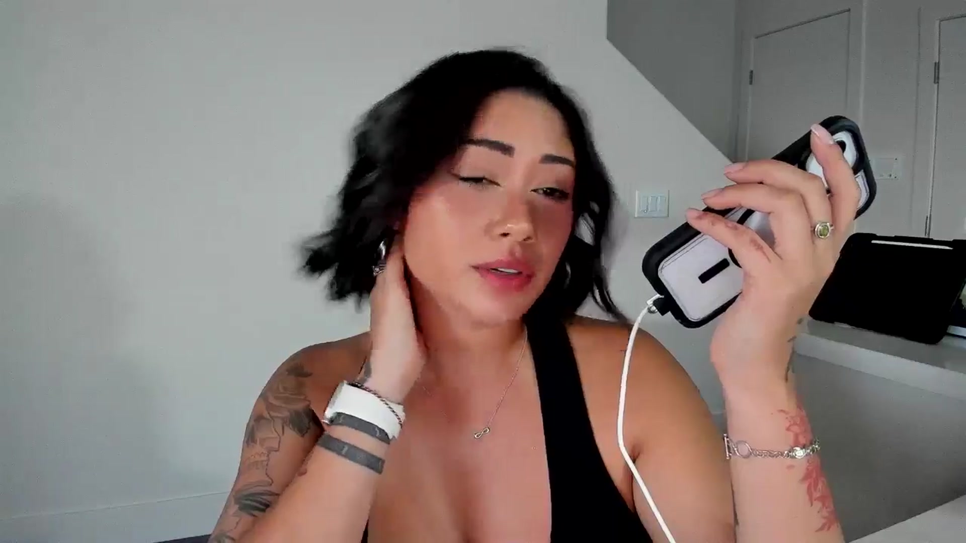 Gallery image thumbnail from YourGoddessLu's myfreecams stream on, 07/04/2025, 03:32 image 13 of 20