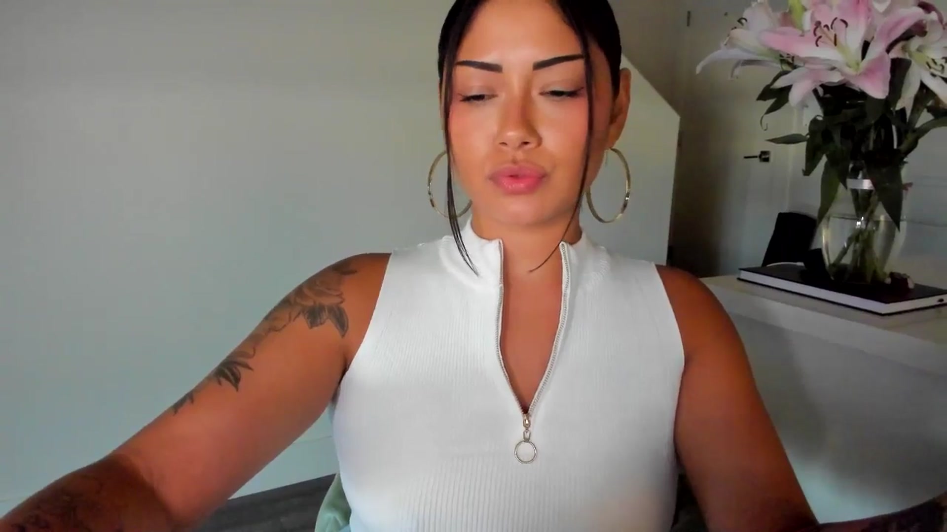 Gallery image thumbnail from YourGoddessLu's myfreecams stream on, 07/15/2025, 24:33 image 15 of 20