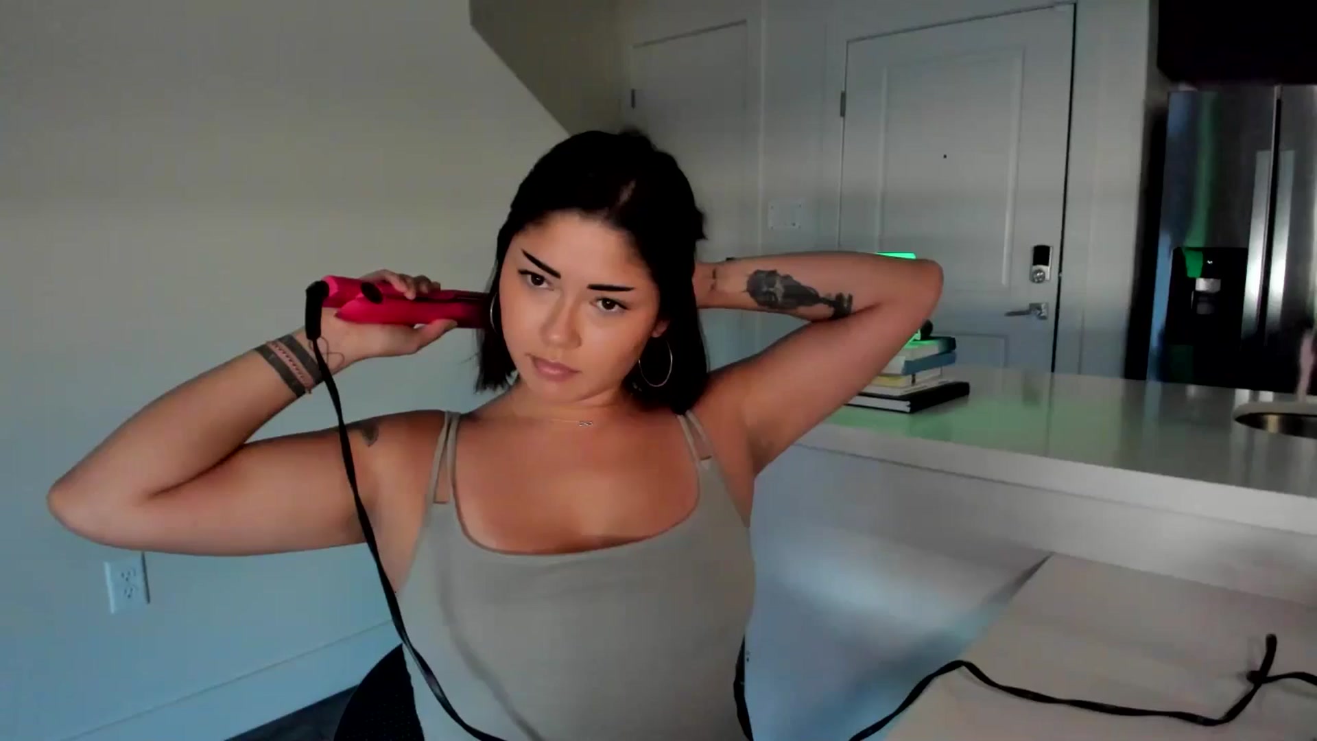 Gallery image thumbnail from YourGoddessLu's myfreecams stream on, 08/06/2025, 01:15 image 1 of 20