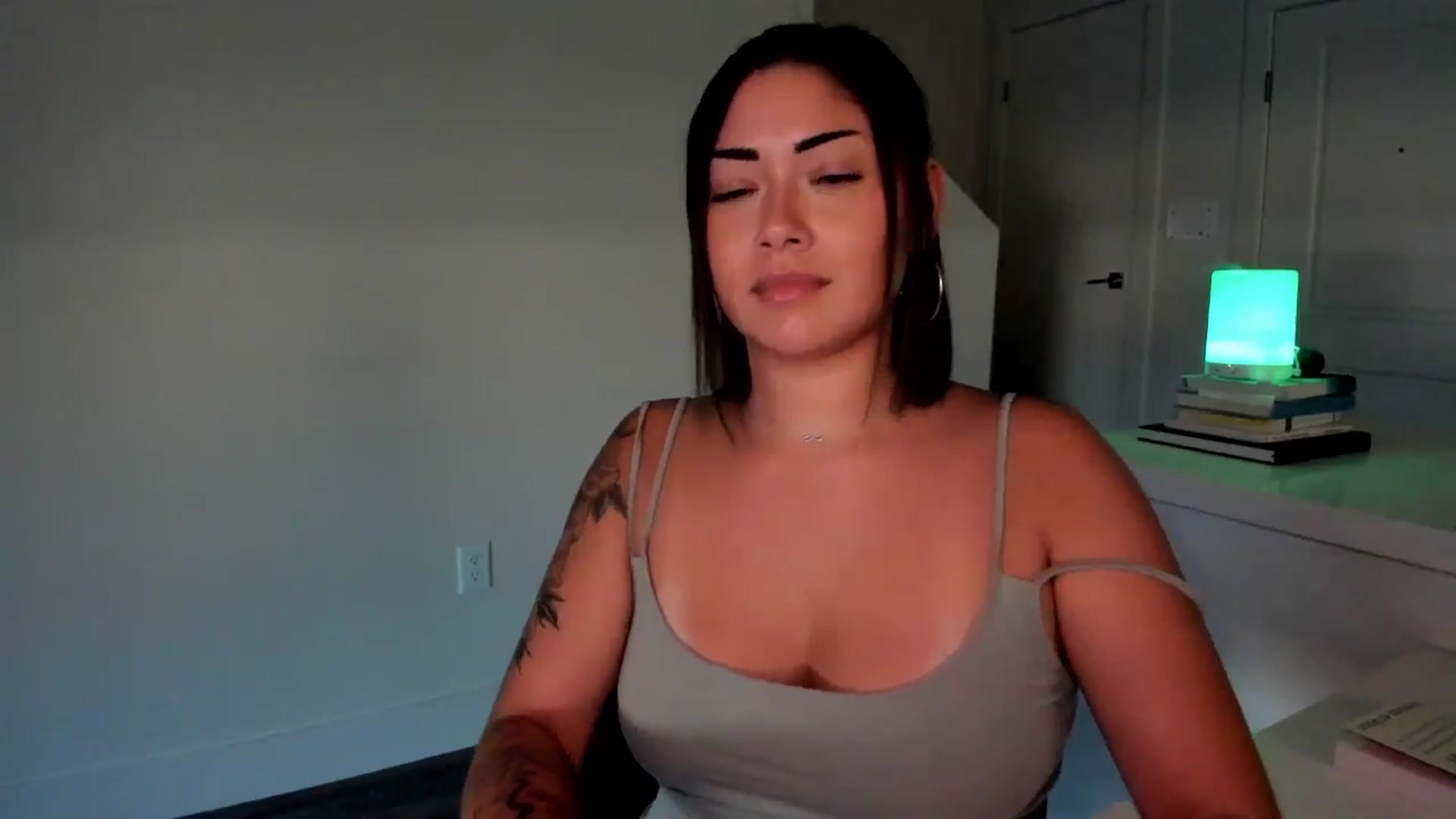 Gallery image thumbnail from YourGoddessLu's myfreecams stream on, 08/06/2025, 02:26 image 4 of 20