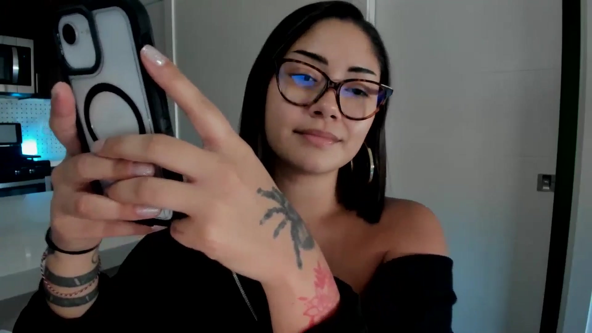 Gallery image thumbnail from YourGoddessLu's myfreecams stream on, 08/19/2025, 21:49 image 14 of 20