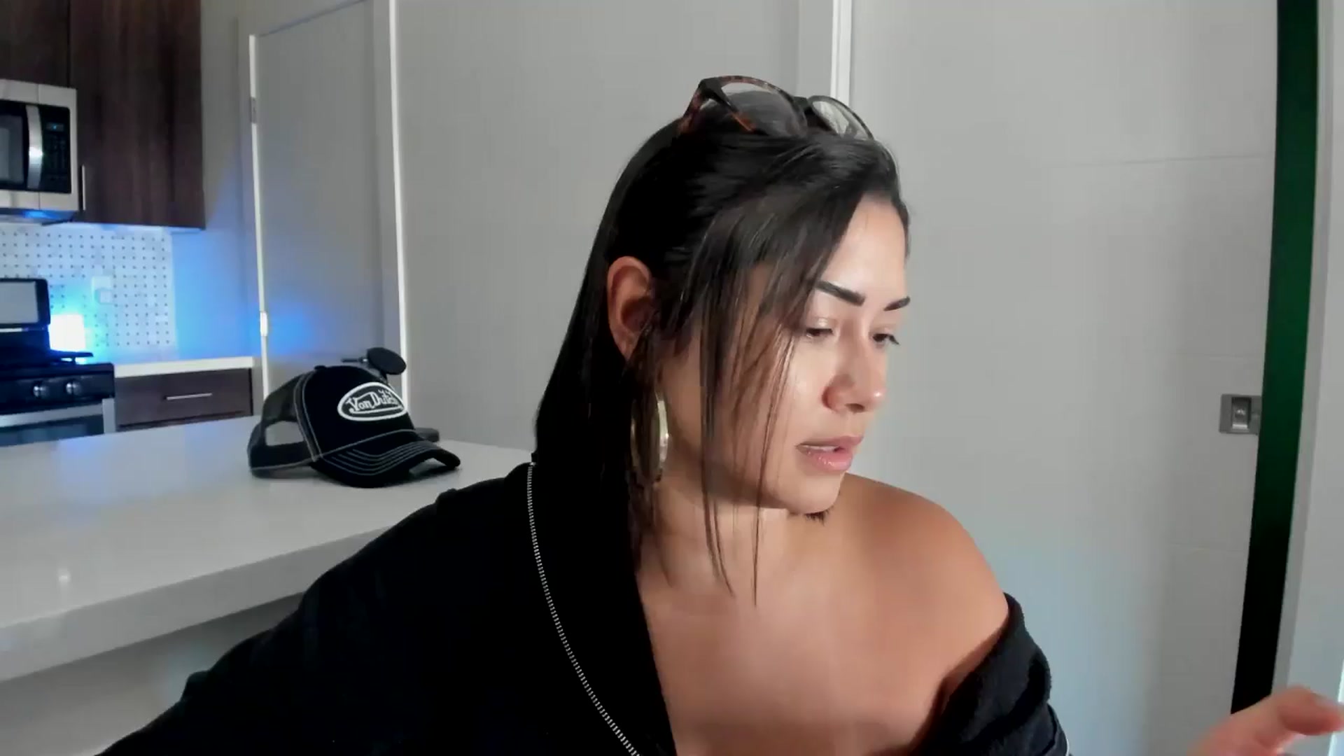Gallery image thumbnail from YourGoddessLu's myfreecams stream on, 08/19/2025, 21:49 image 12 of 20