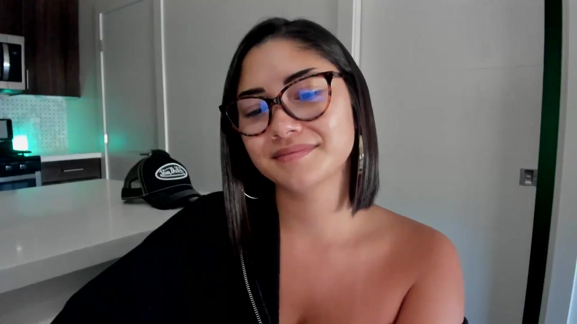Gallery image thumbnail from YourGoddessLu's myfreecams stream on, 08/19/2025, 21:49 image 6 of 20