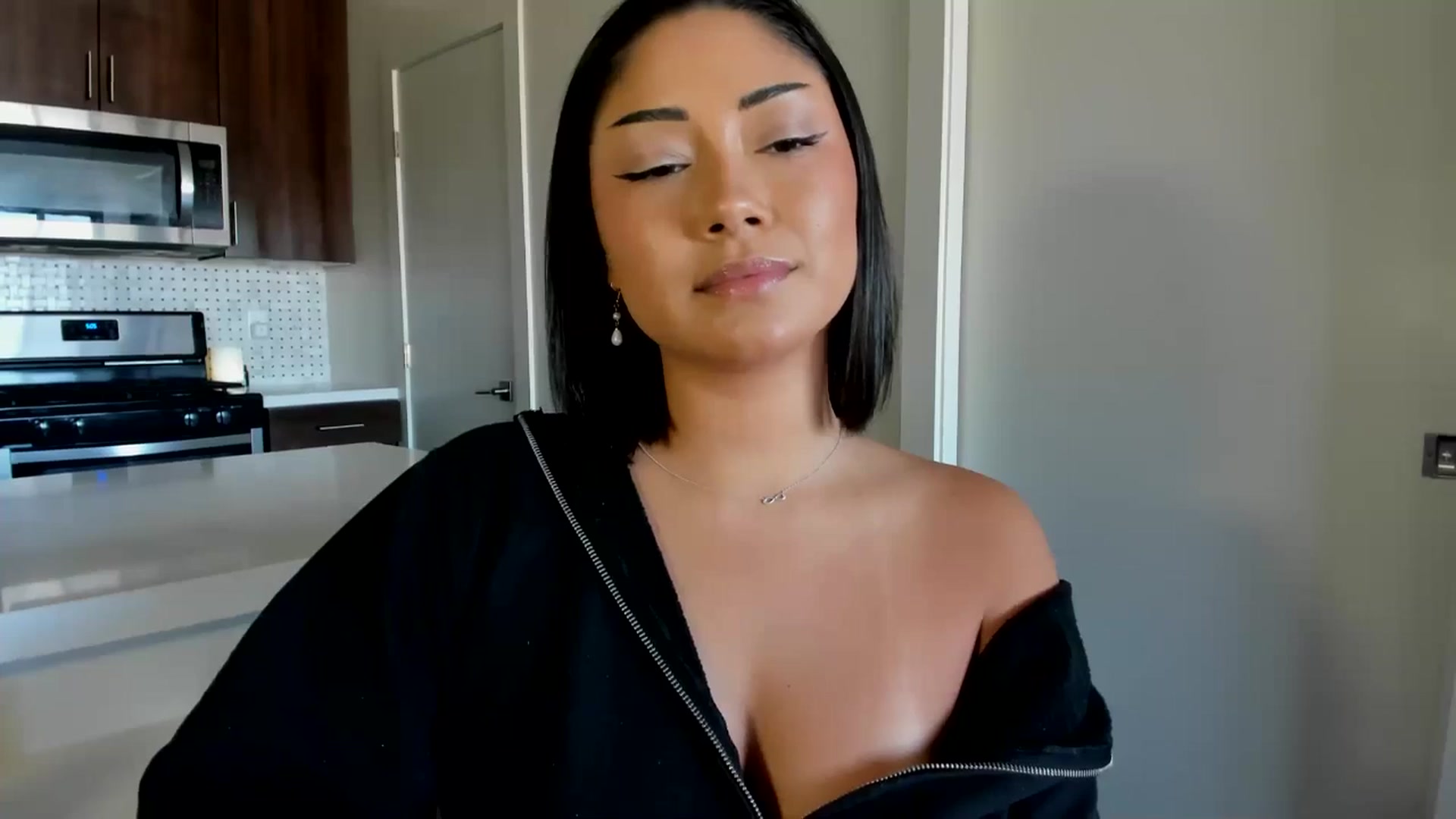 Gallery image thumbnail from YourGoddessLu's myfreecams stream on, 08/22/2025, 24:33 image 5 of 20