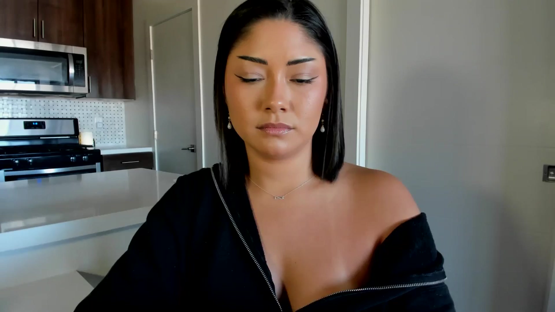 Gallery image thumbnail from YourGoddessLu's myfreecams stream on, 08/22/2025, 24:33 image 10 of 20