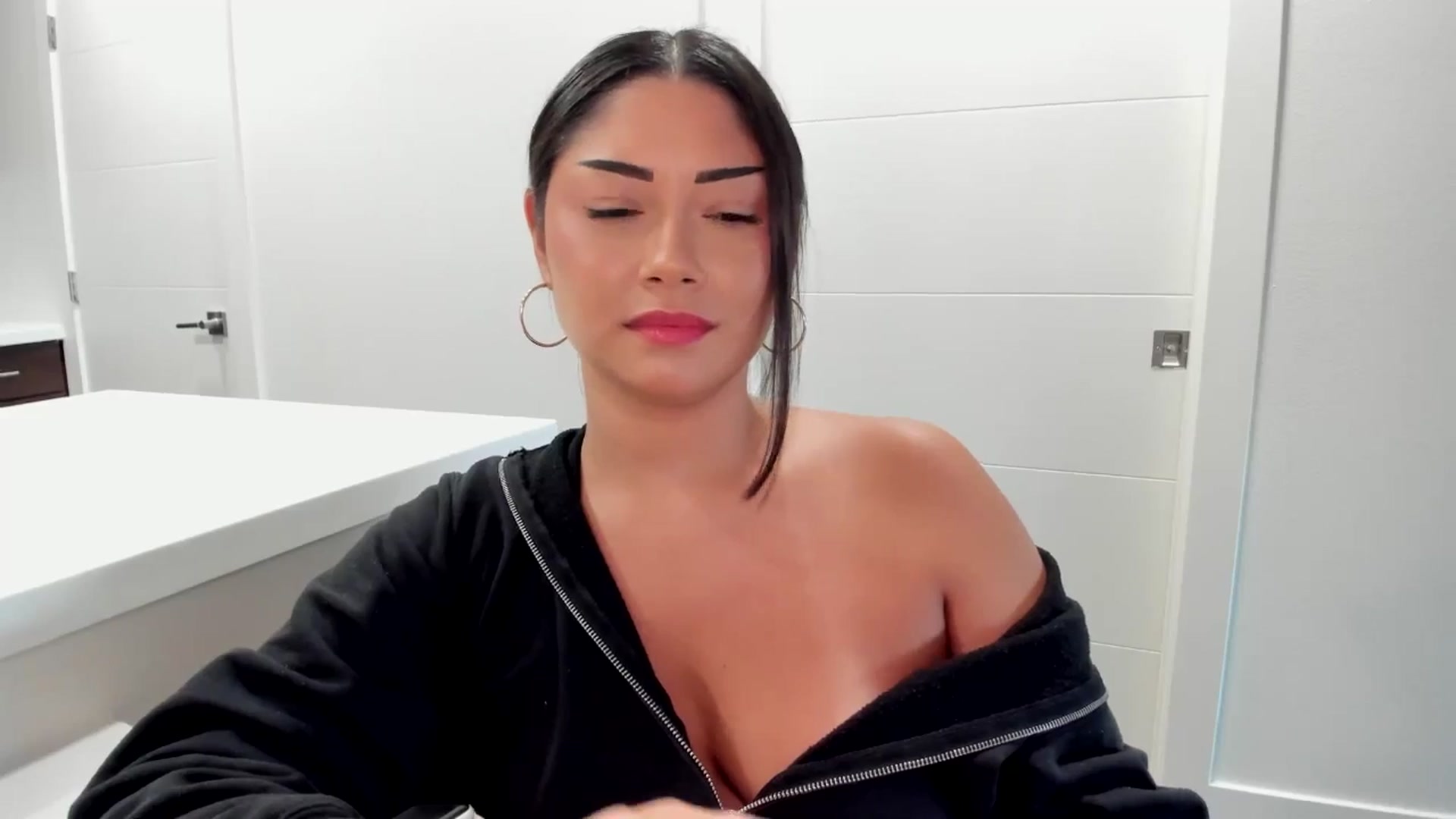 Gallery image thumbnail from YourGoddessLu's myfreecams stream on, 08/25/2025, 01:08 image 5 of 20