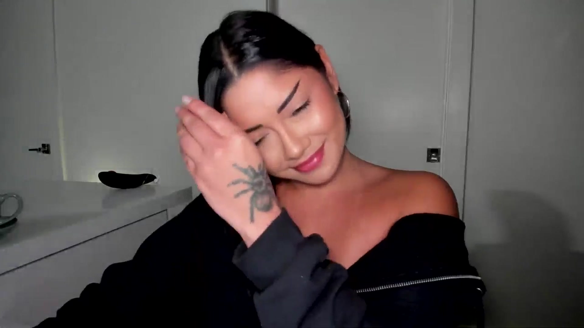Gallery image thumbnail from YourGoddessLu's myfreecams stream on, 08/25/2025, 03:27 image 6 of 20