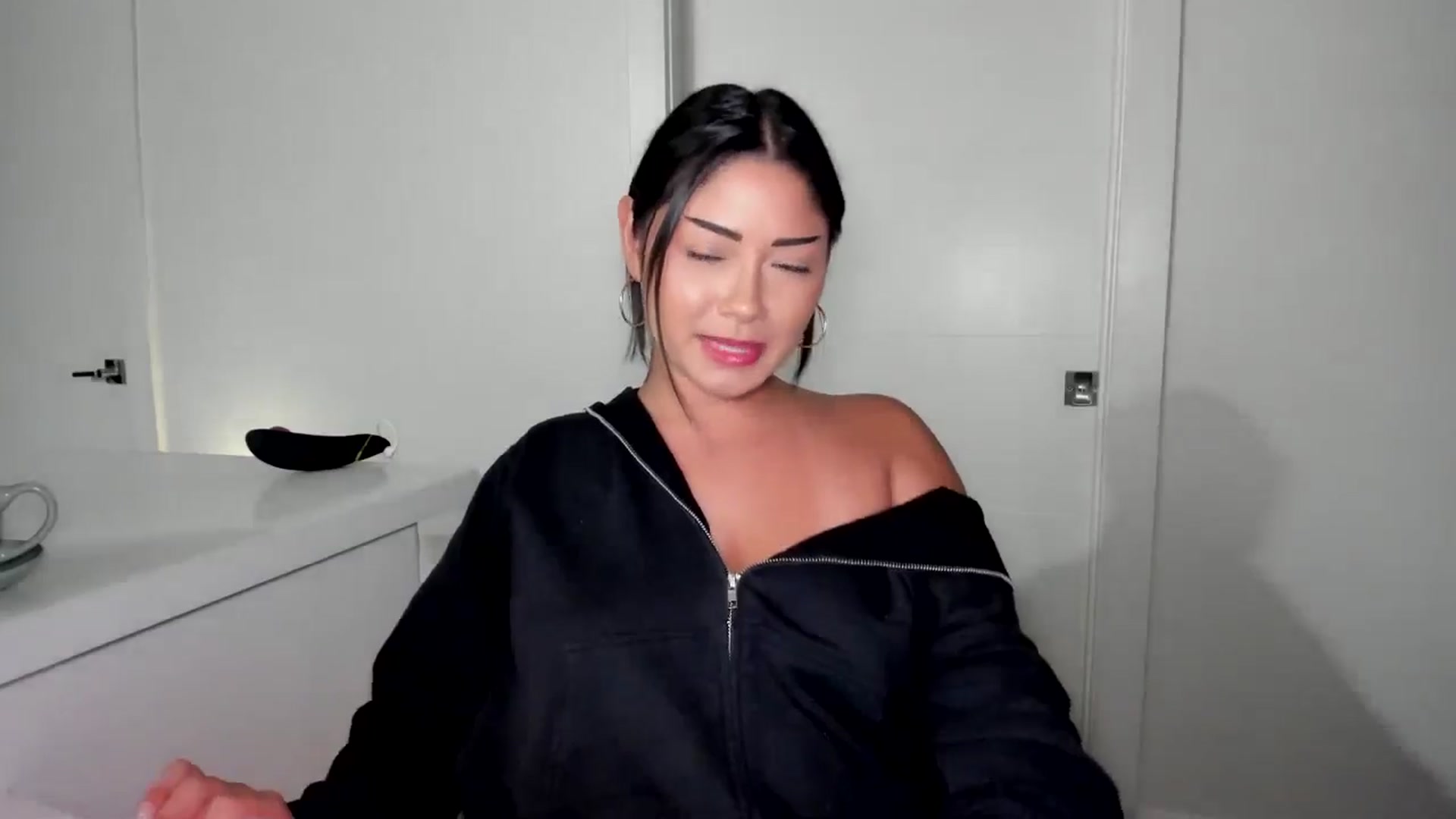 Gallery image thumbnail from YourGoddessLu's myfreecams stream on, 08/25/2025, 03:27 image 8 of 20