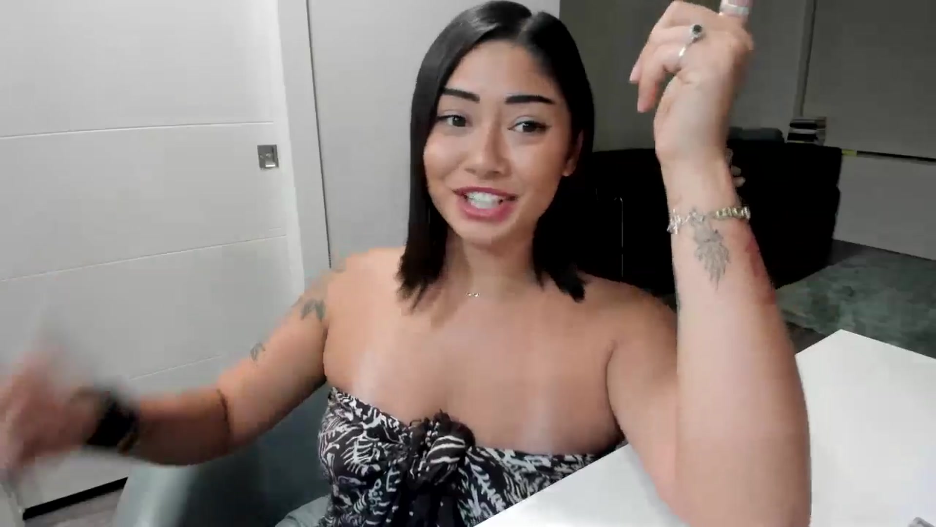 Gallery image thumbnail from YourGoddessLu's myfreecams stream on, 10/19/2025, 03:03 image 11 of 20