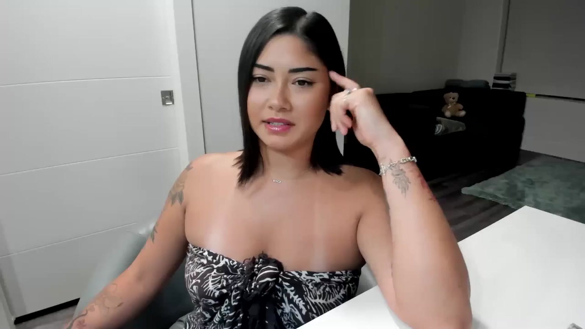 Gallery image thumbnail from YourGoddessLu's myfreecams stream on, 10/19/2025, 03:03 image 10 of 20