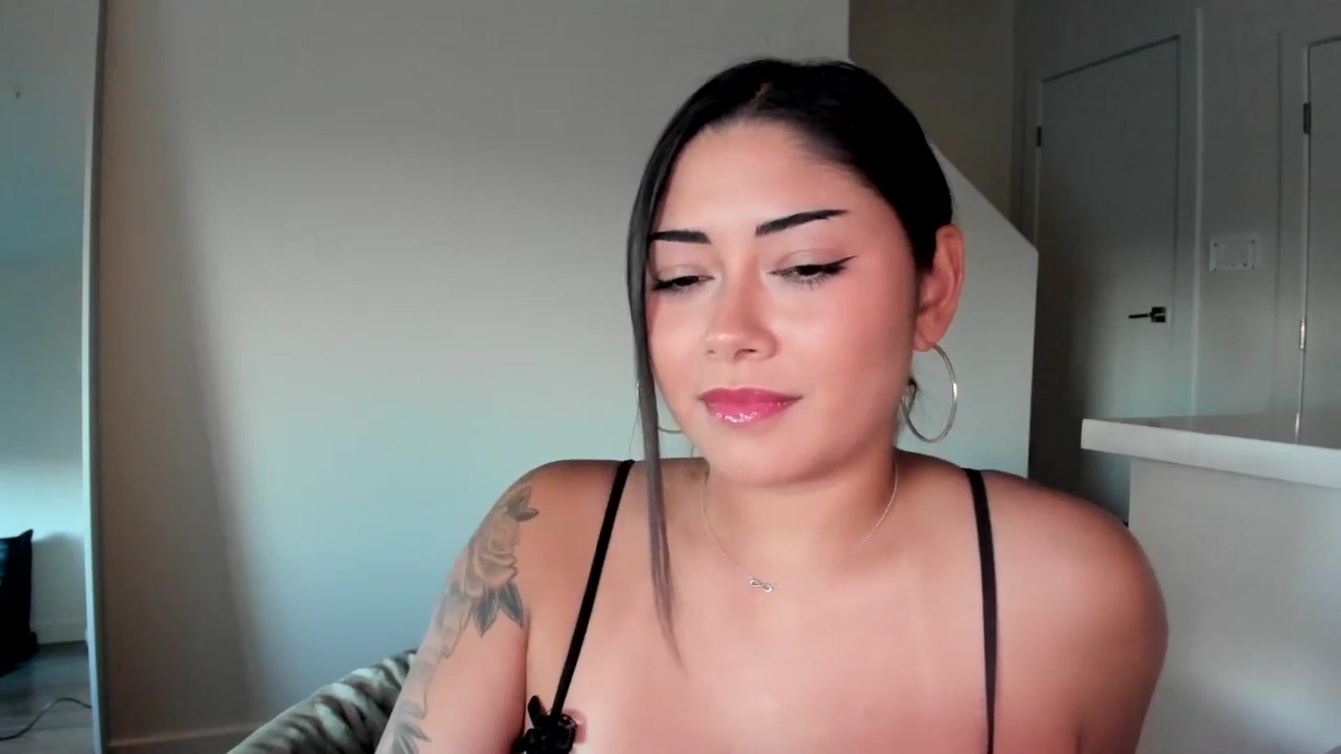Gallery image thumbnail from YourGoddessLu's myfreecams stream on, 10/27/2025, 24:40 image 13 of 20