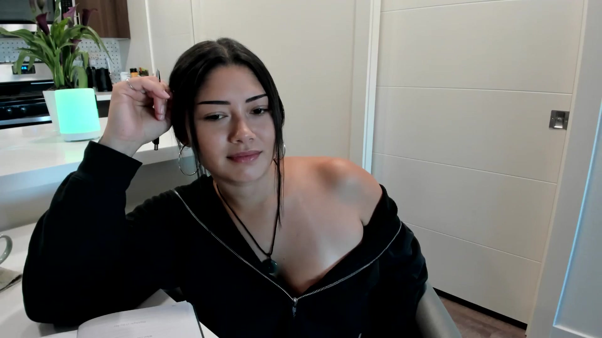 Gallery image thumbnail from YourGoddessLu's myfreecams stream on, 11/03/2025, 23:15 image 6 of 20