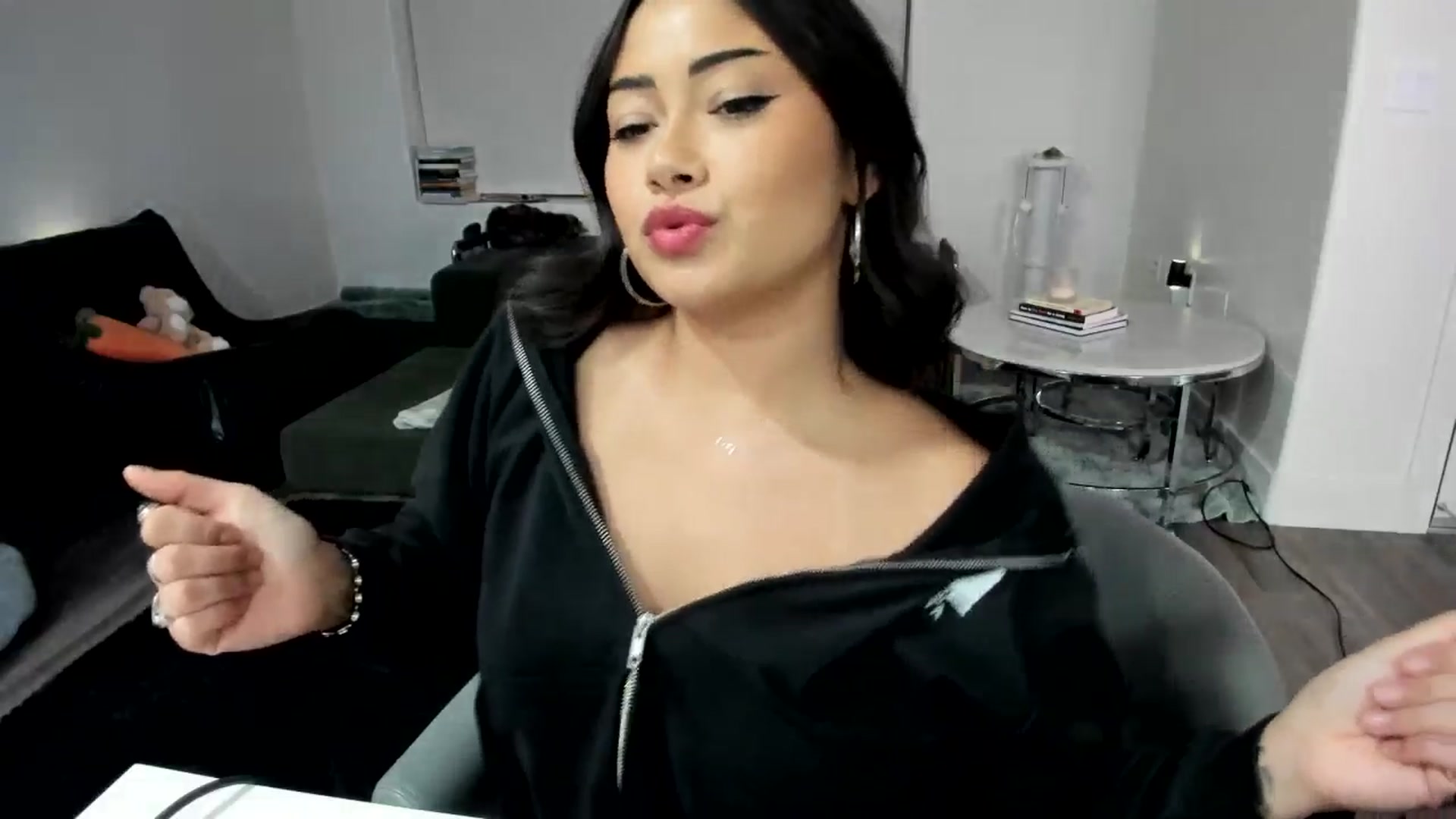 Gallery image thumbnail from YourGoddessLu's myfreecams stream on, 11/06/2025, 05:07 image 14 of 20