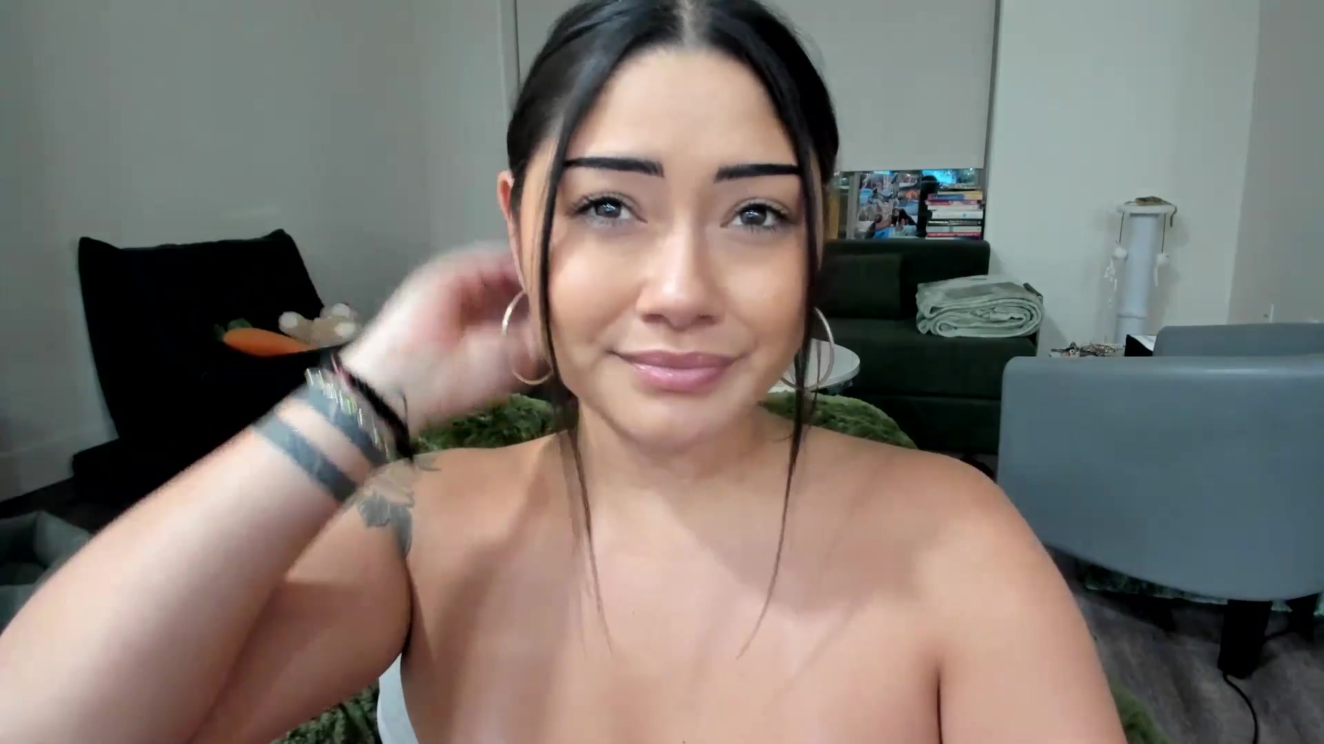 Gallery image thumbnail from YourGoddessLu's myfreecams stream on, 11/16/2025, 04:25 image 20 of 20