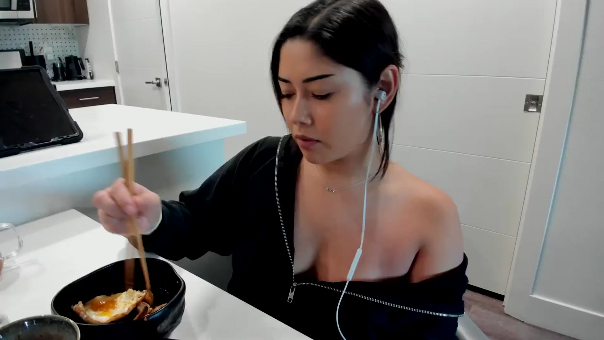 Gallery image thumbnail from YourGoddessLu's myfreecams stream on, 11/20/2025, 01:37 image 1 of 20