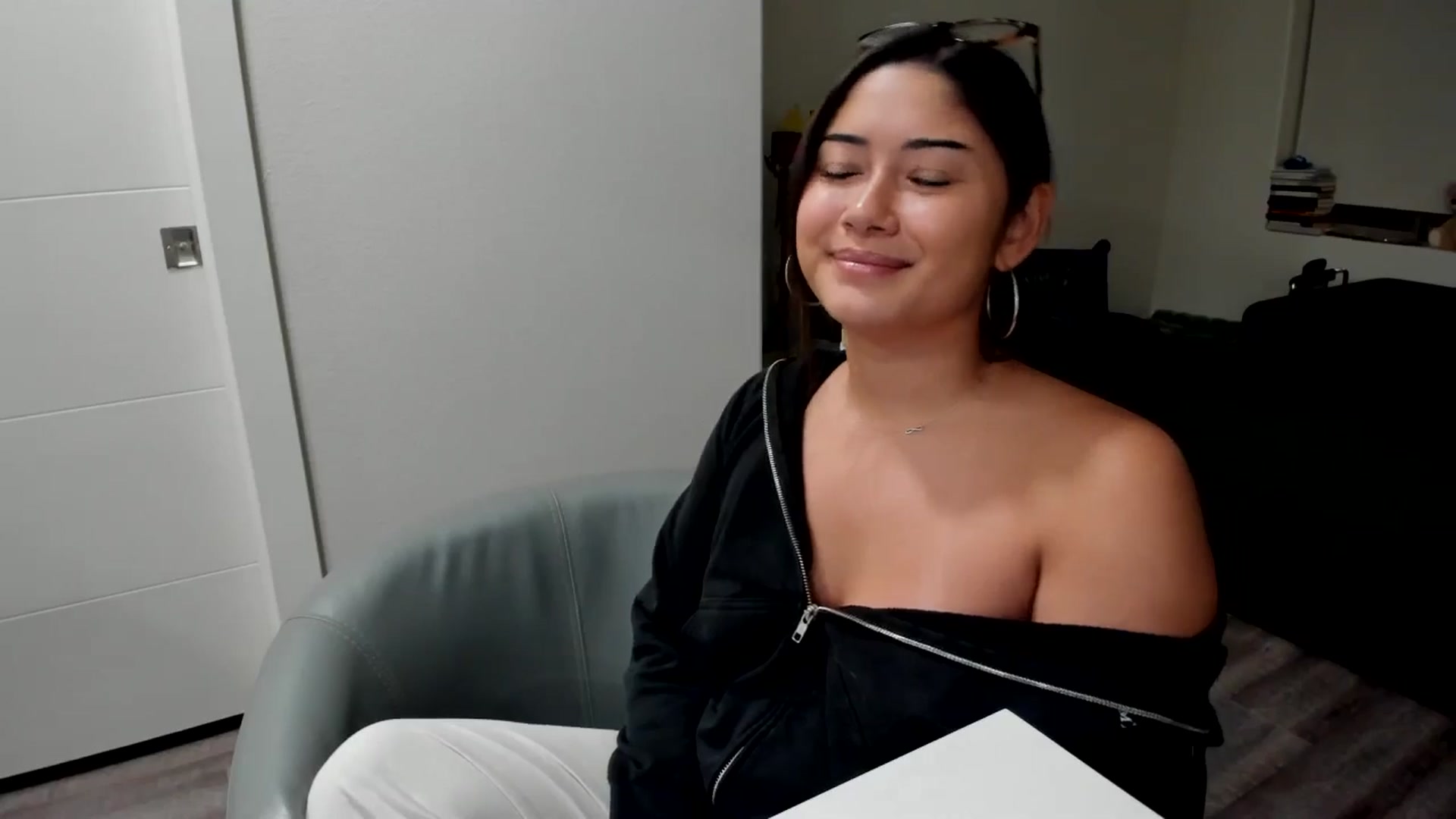 Gallery image thumbnail from YourGoddessLu's myfreecams stream on, 11/20/2025, 01:37 image 15 of 20