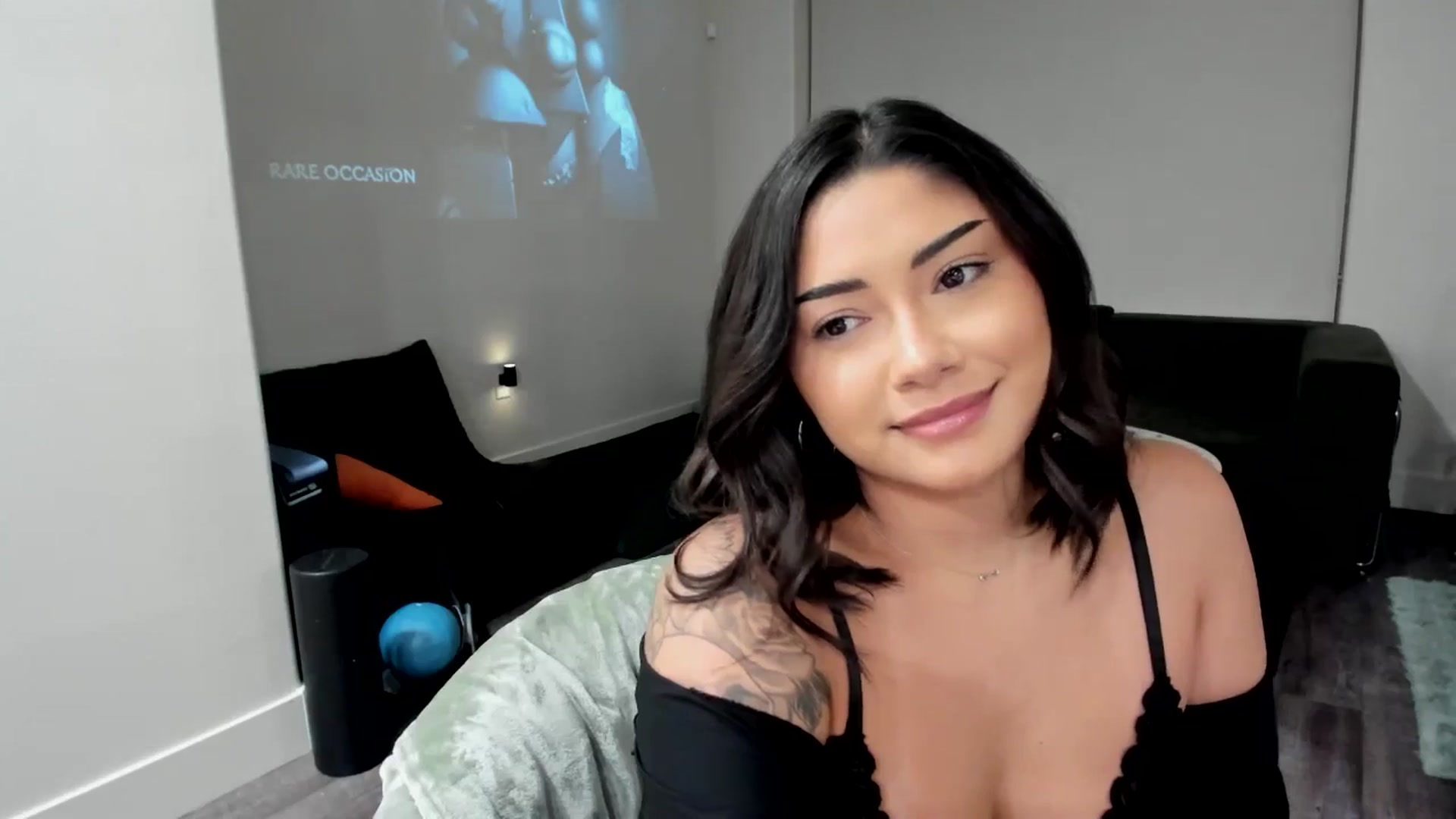 Gallery image thumbnail from YourGoddessLu's myfreecams stream on, 12/13/2025, 04:33 image 4 of 20
