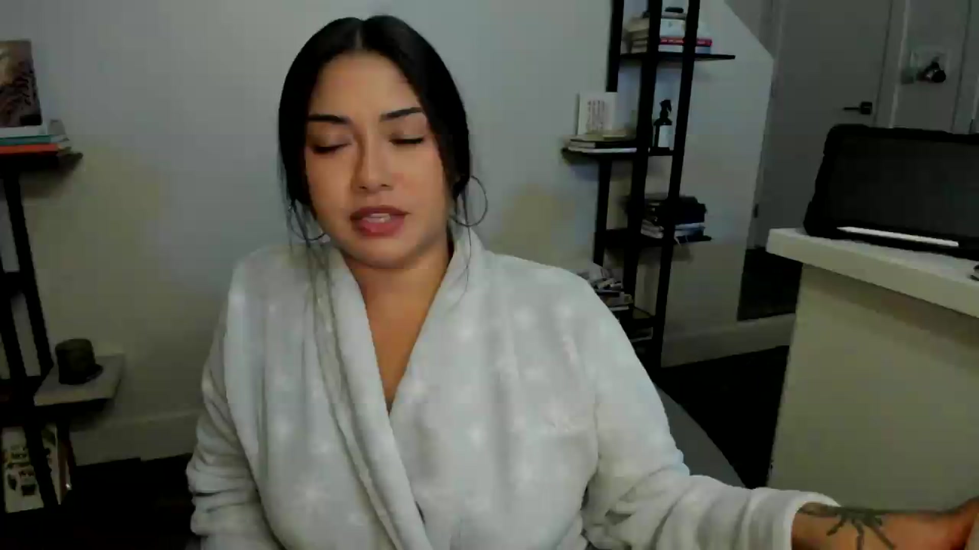 Gallery image thumbnail from YourGoddessLu's myfreecams stream on, 04/26/2026, 06:37 image 1 of 20