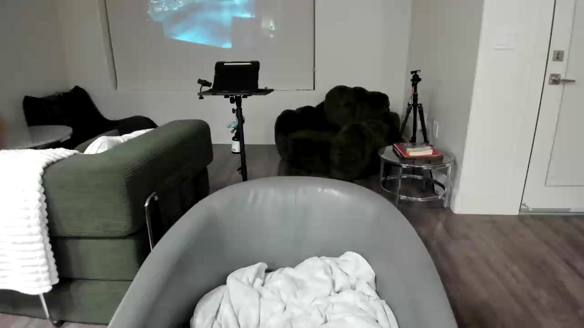 Gallery image thumbnail from YourGoddessLu's myfreecams stream on, 05/08/2026, 03:37 image 17 of 20