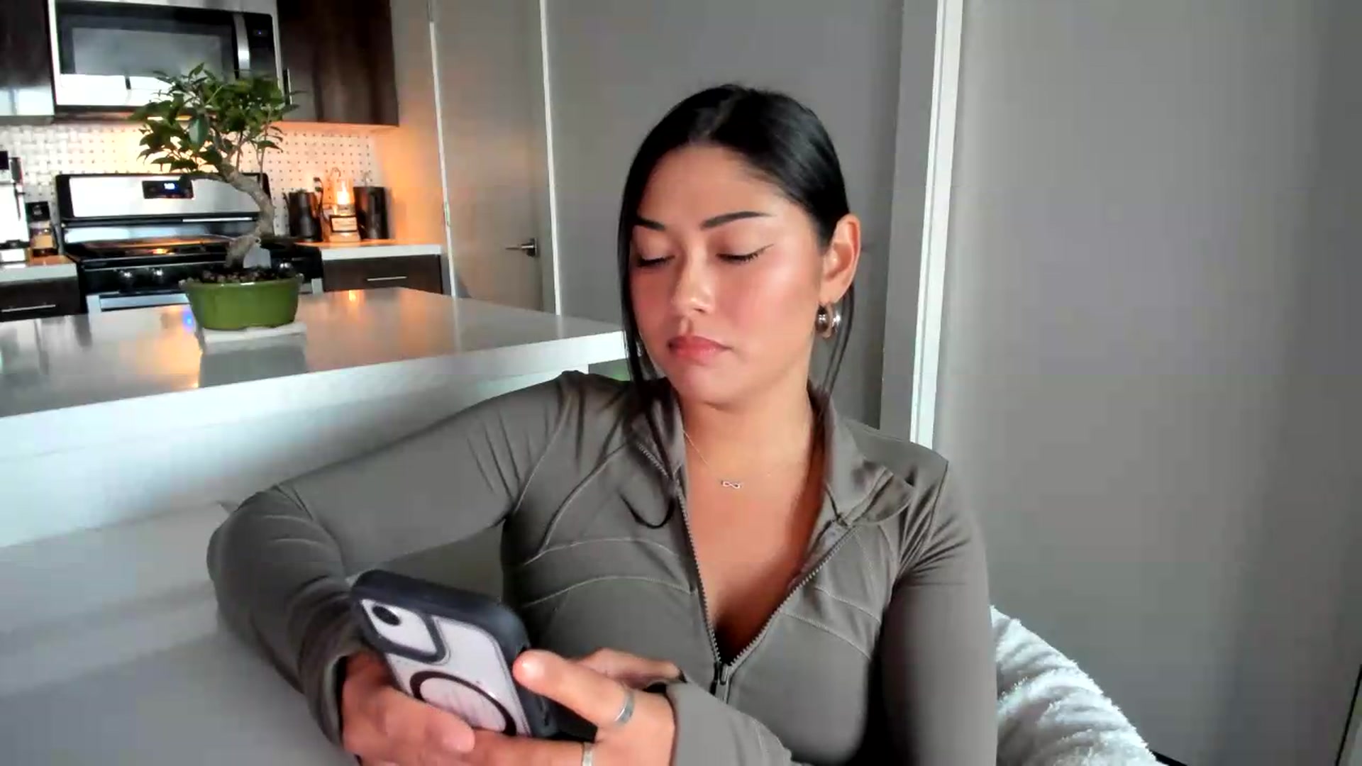 Gallery image thumbnail from YourGoddessLu's myfreecams stream on, 06/05/2026, 05:15 image 6 of 20