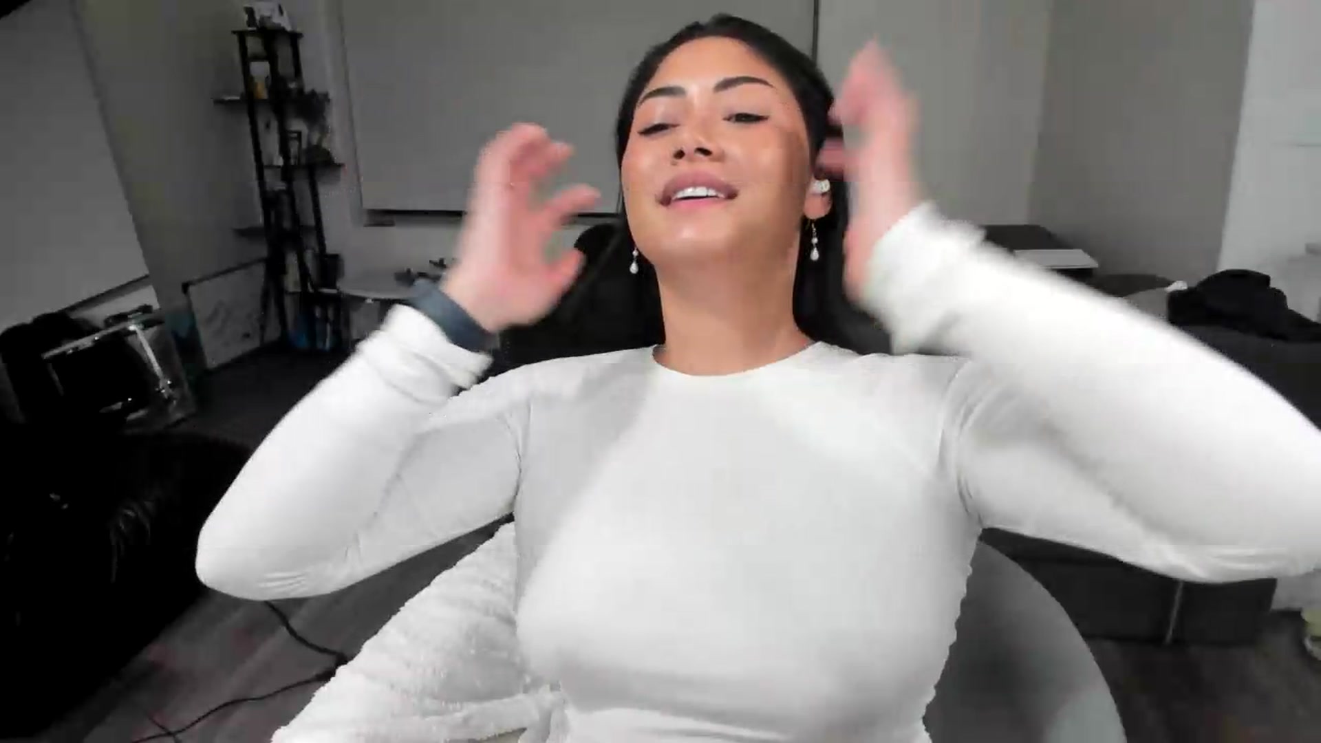 Gallery image thumbnail from YourGoddessLu's myfreecams stream on, 06/19/2026, 05:10 image 17 of 20