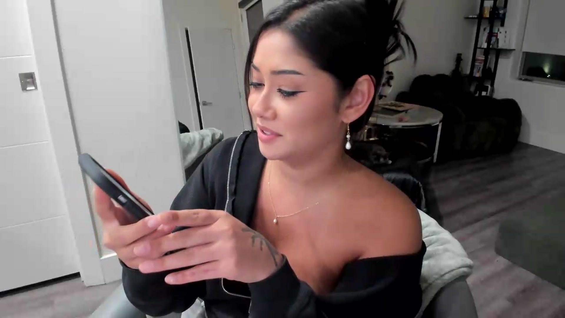 Gallery image thumbnail from YourGoddessLu's myfreecams stream on, 07/01/2026, 07:12 image 8 of 20