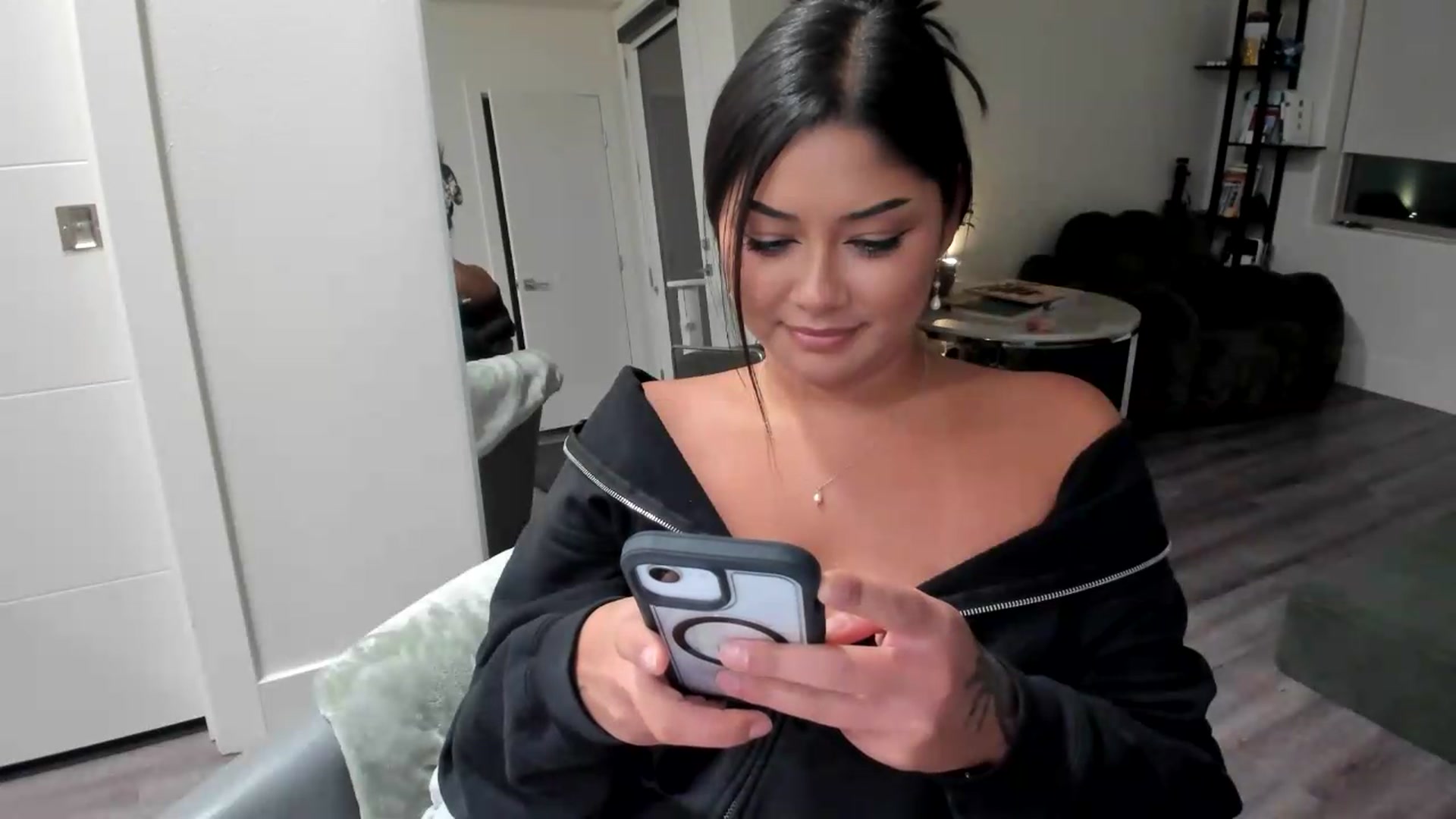 Gallery image thumbnail from YourGoddessLu's myfreecams stream on, 07/01/2026, 07:12 image 12 of 20