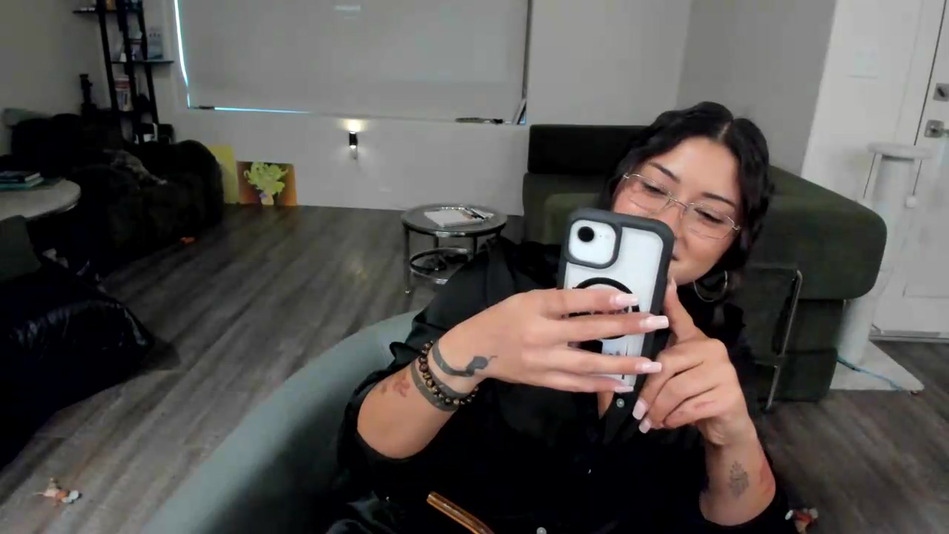 Gallery image thumbnail from YourGoddessLu's myfreecams stream on, 08/03/2026, 24:04 image 19 of 20