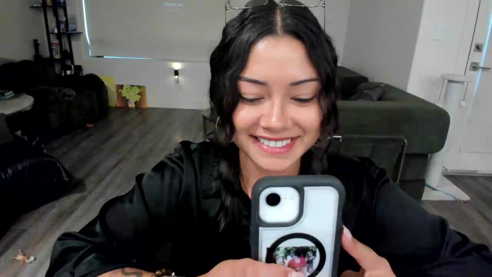 Gallery image thumbnail from YourGoddessLu's myfreecams stream on, 08/03/2026, 24:28 image 16 of 20
