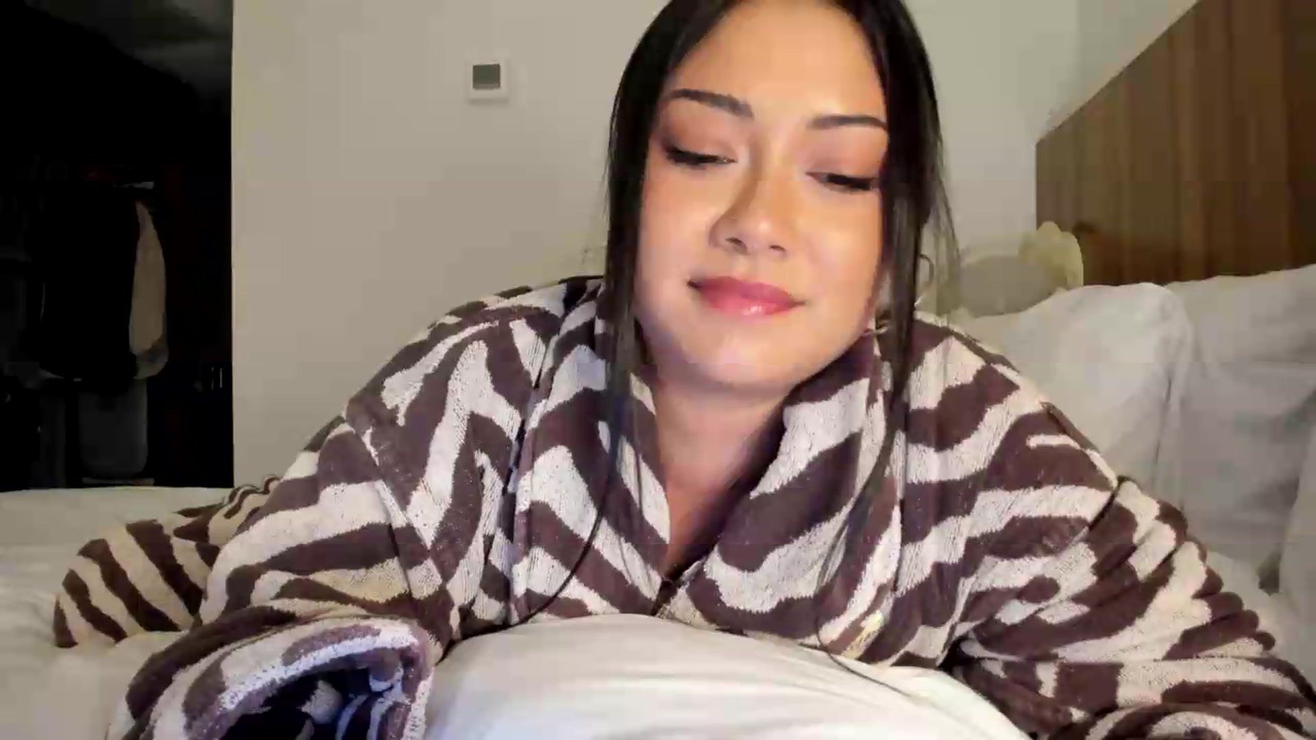 Gallery image thumbnail from YourGoddessLu's myfreecams stream on, 08/11/2026, 02:32 image 16 of 20