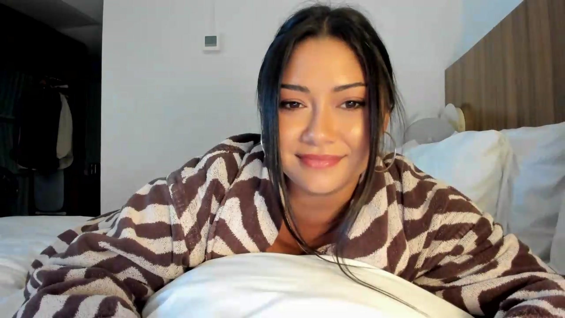 Gallery image thumbnail from YourGoddessLu's myfreecams stream on, 08/11/2026, 02:32 image 13 of 20