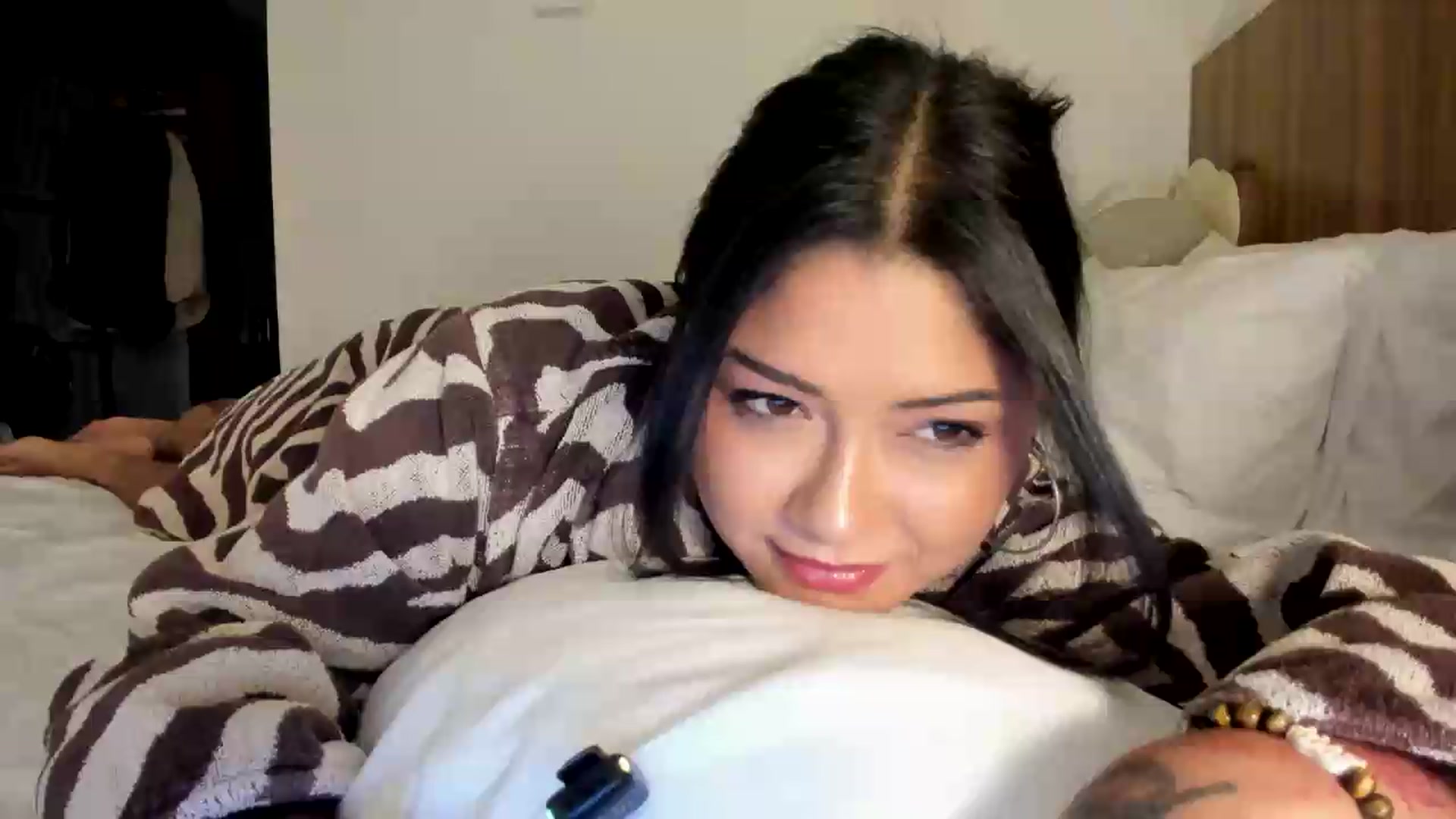 Gallery image thumbnail from YourGoddessLu's myfreecams stream on, 08/11/2026, 03:36 image 1 of 20