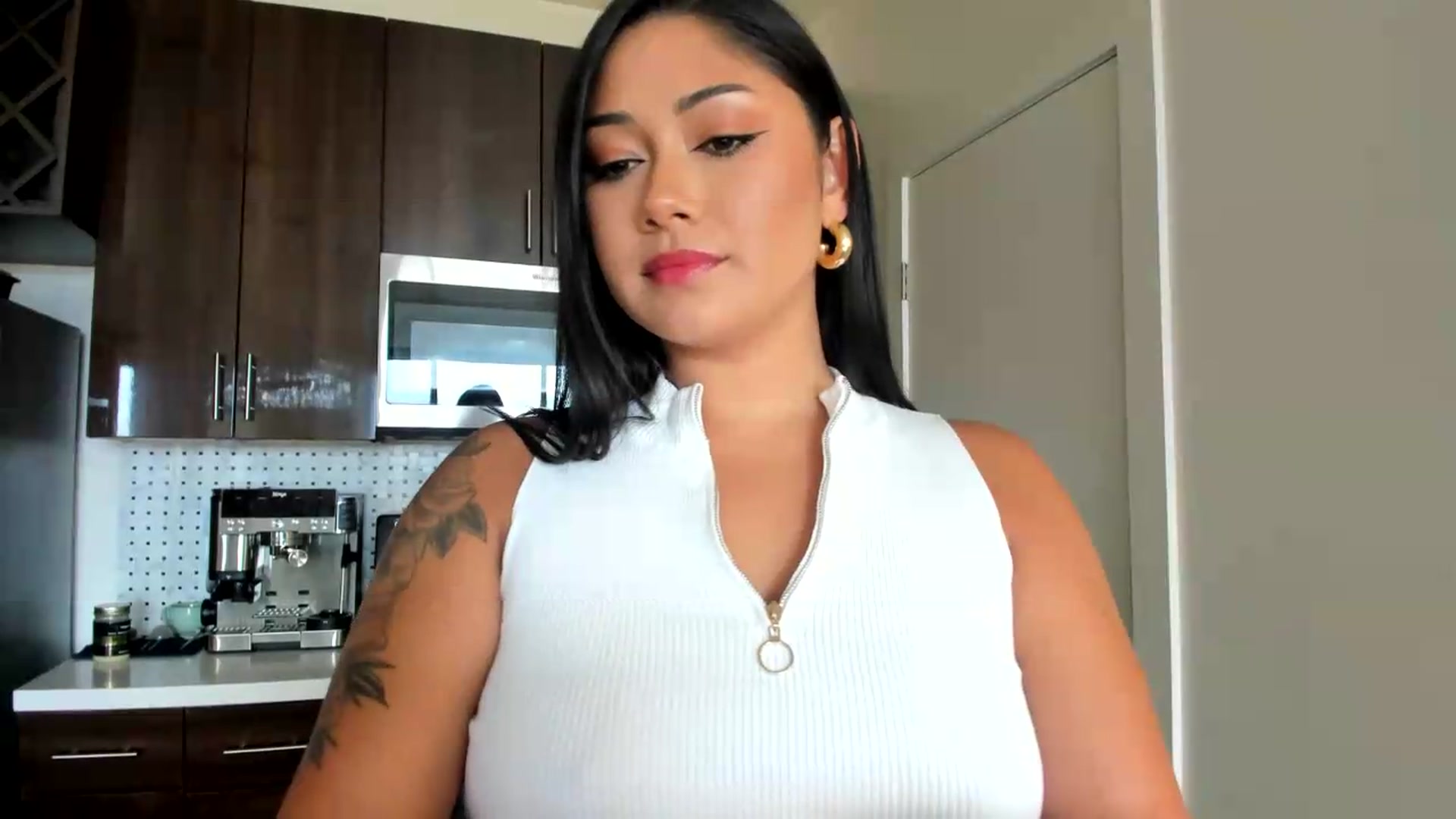 Gallery image thumbnail from YourGoddessLu's myfreecams stream on, 08/15/2026, 24:32 image 5 of 20