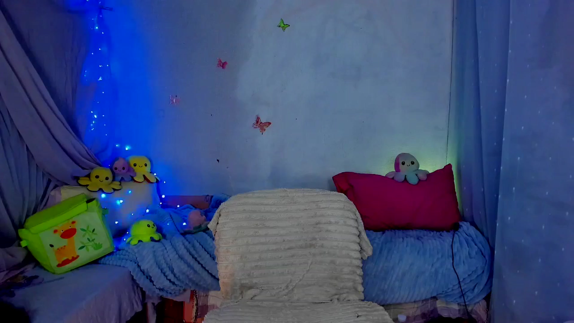 Gallery image thumbnail from YourLizzyDoll's myfreecams stream on, 04/28/2026, 24:29 image 6 of 20
