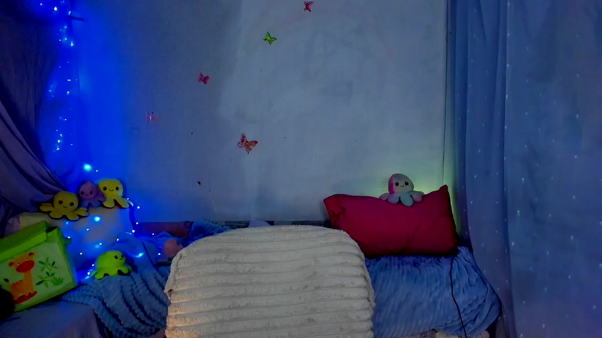 Gallery image thumbnail from YourLizzyDoll's myfreecams stream on, 04/29/2026, 03:05 image 1 of 20