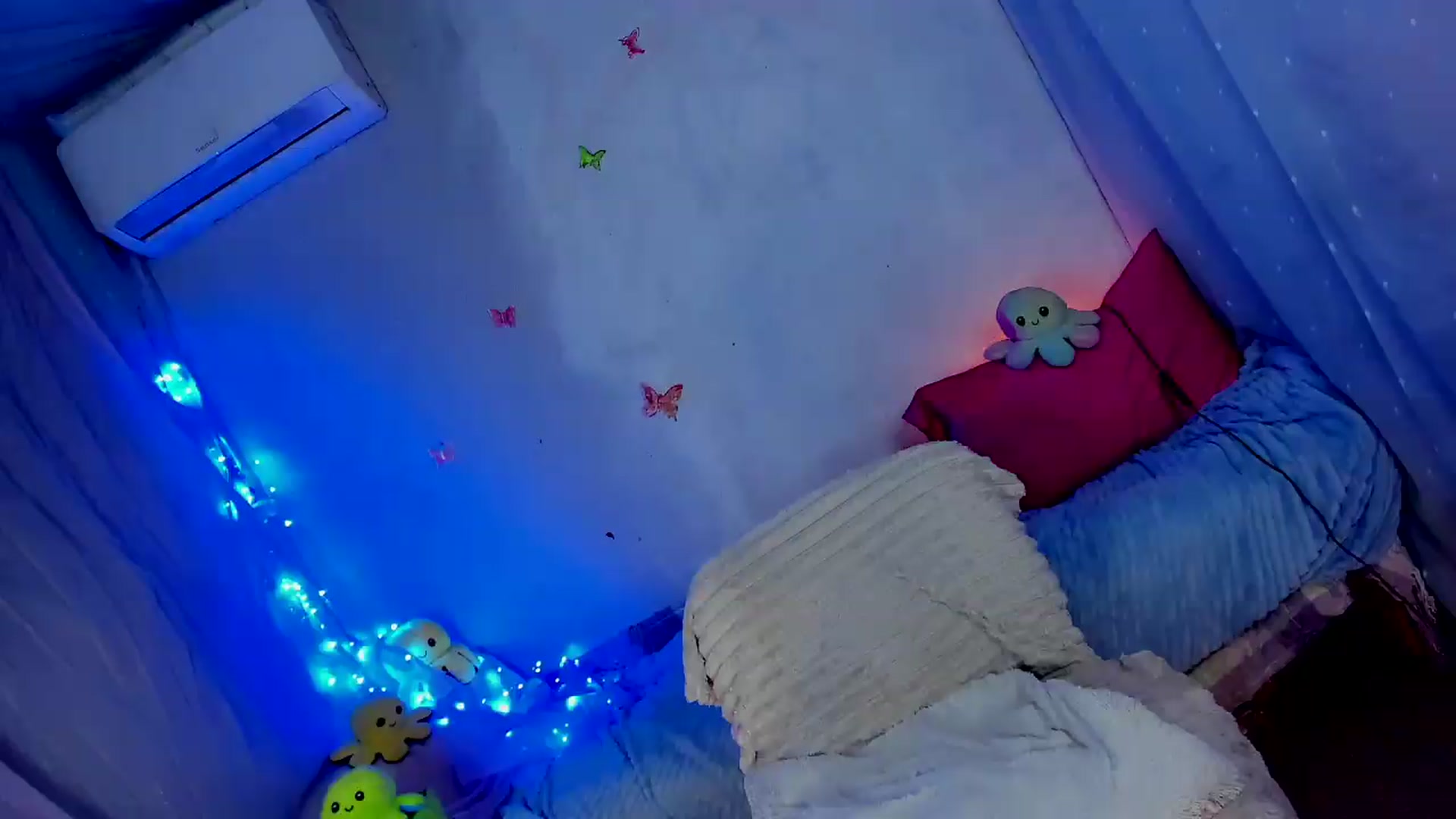 Gallery image thumbnail from YourLizzyDoll's myfreecams stream on, 05/21/2026, 24:26 image 4 of 20