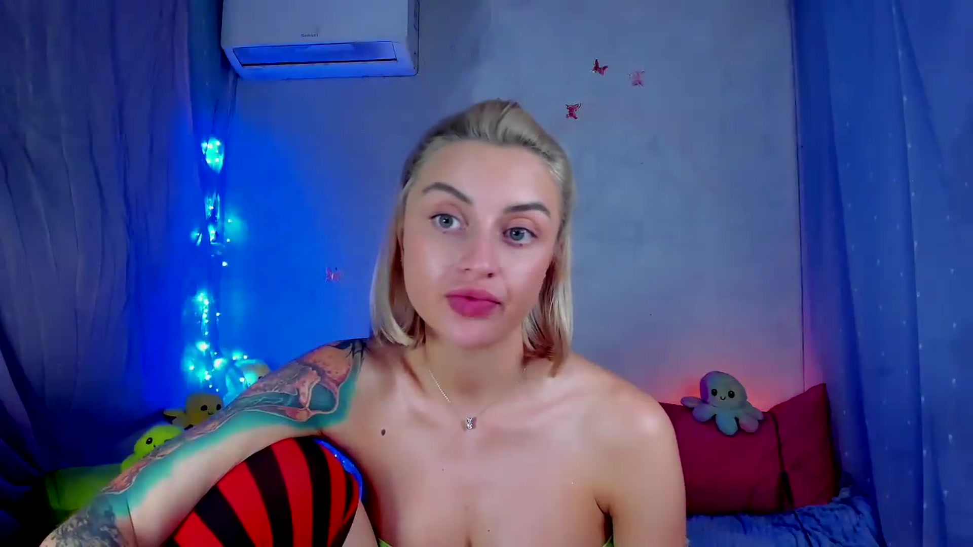 Gallery image thumbnail from YourLizzyDoll's myfreecams stream on, 05/21/2026, 03:04 image 15 of 20