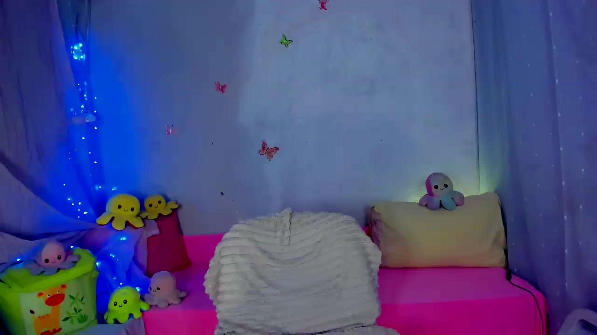 Gallery image thumbnail from YourLizzyDoll's myfreecams stream on, 05/25/2026, 24:16 image 8 of 20