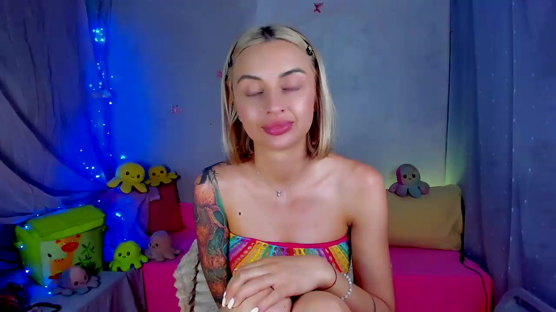 Gallery image thumbnail from YourLizzyDoll's myfreecams stream on, 05/26/2026, 24:02 image 17 of 20