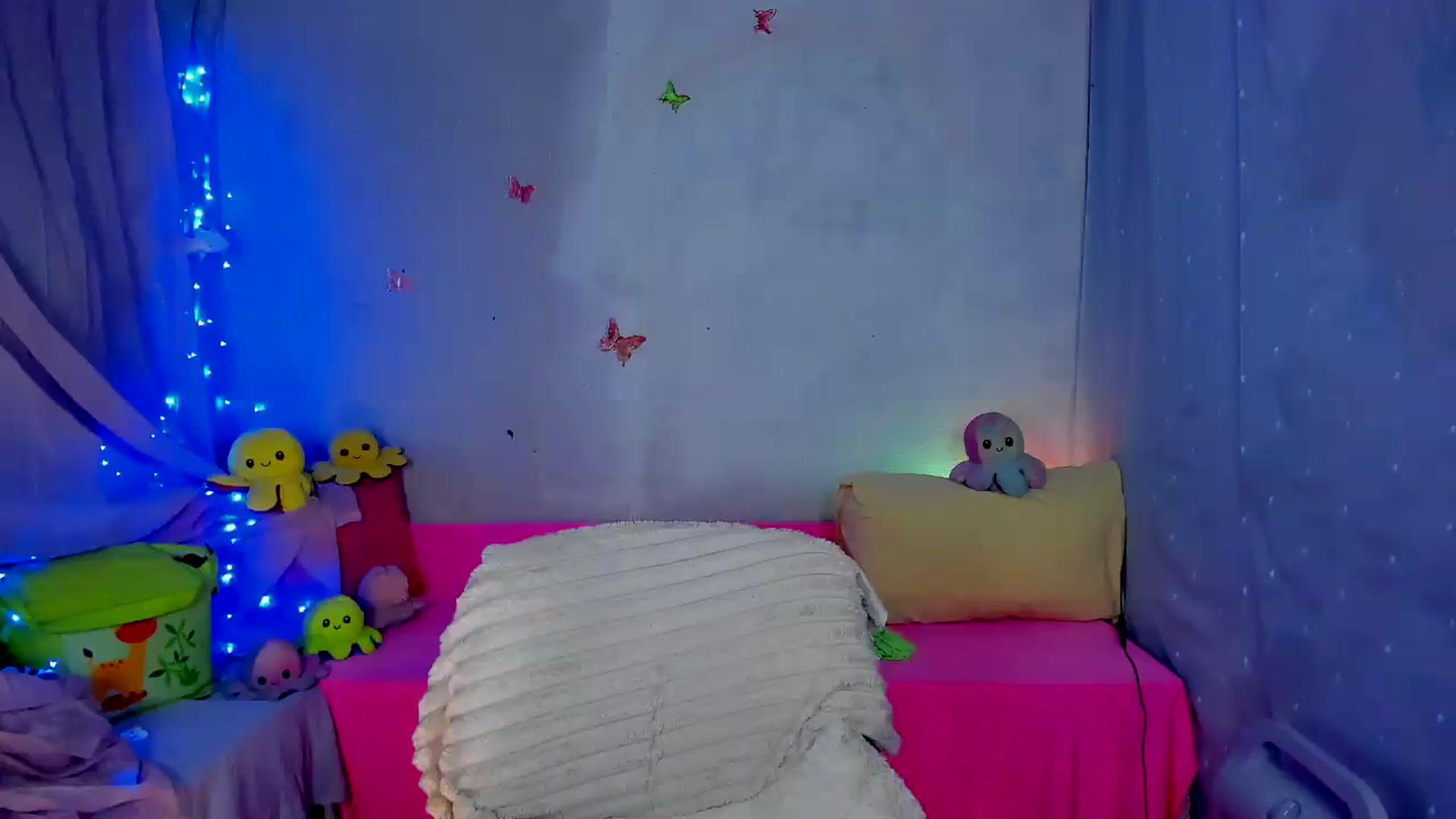 Gallery image thumbnail from YourLizzyDoll's myfreecams stream on, 06/14/2026, 24:36 image 6 of 20