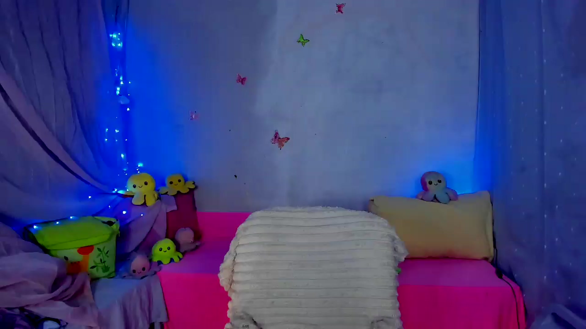 Gallery image thumbnail from YourLizzyDoll's myfreecams stream on, 06/21/2026, 03:07 image 6 of 20