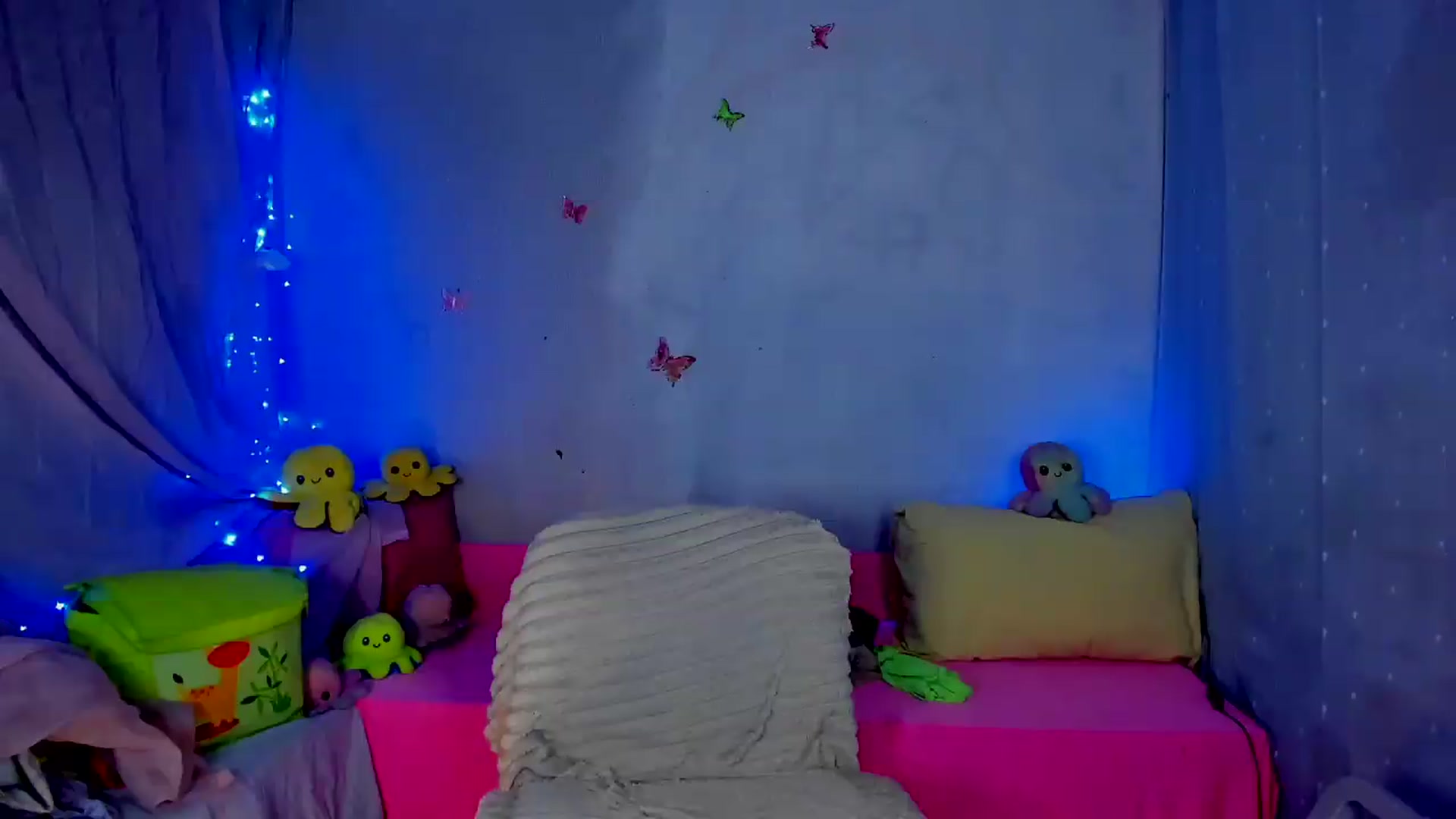 Gallery image thumbnail from YourLizzyDoll's myfreecams stream on, 06/22/2026, 03:04 image 6 of 20
