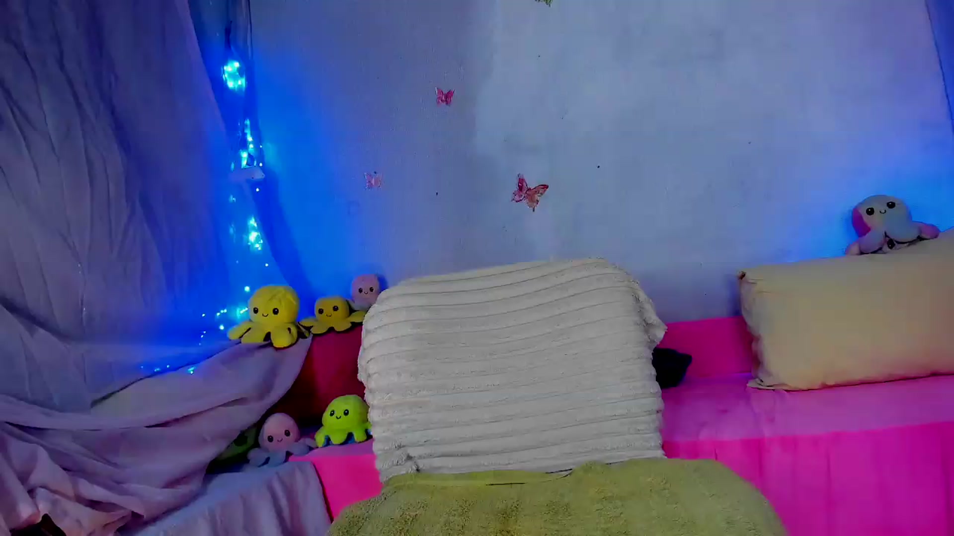 Gallery image thumbnail from YourLizzyDoll's myfreecams stream on, 08/14/2026, 24:15 image 18 of 20