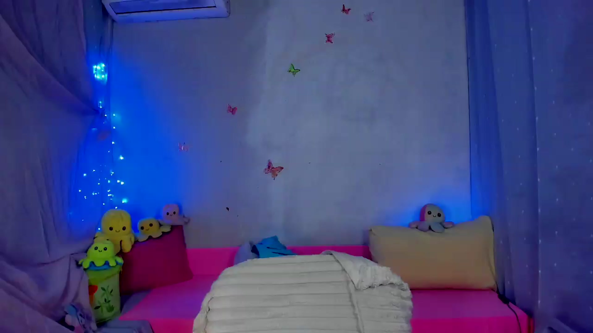 Gallery image thumbnail from YourLizzyDoll's myfreecams stream on, 09/07/2026, 24:33 image 6 of 20