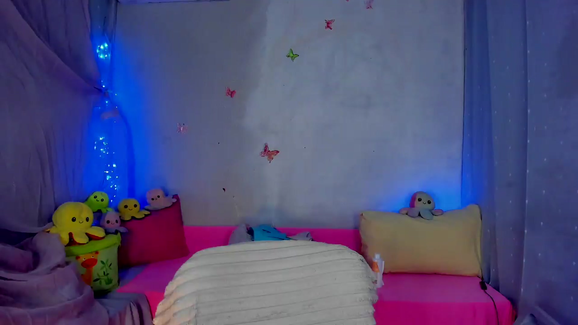 Gallery image thumbnail from YourLizzyDoll's myfreecams stream on, 09/17/2026, 24:45 image 18 of 20