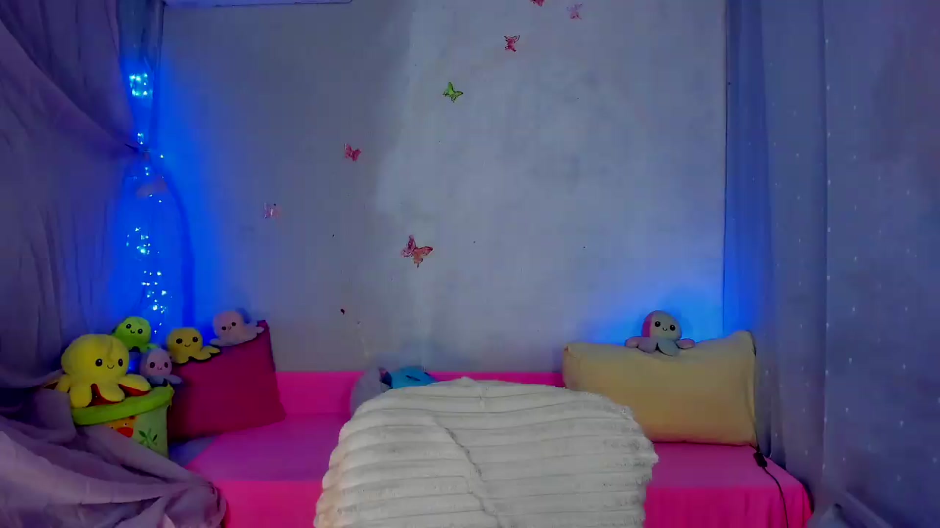 Gallery image thumbnail from YourLizzyDoll's myfreecams stream on, 09/18/2026, 02:02 image 3 of 20