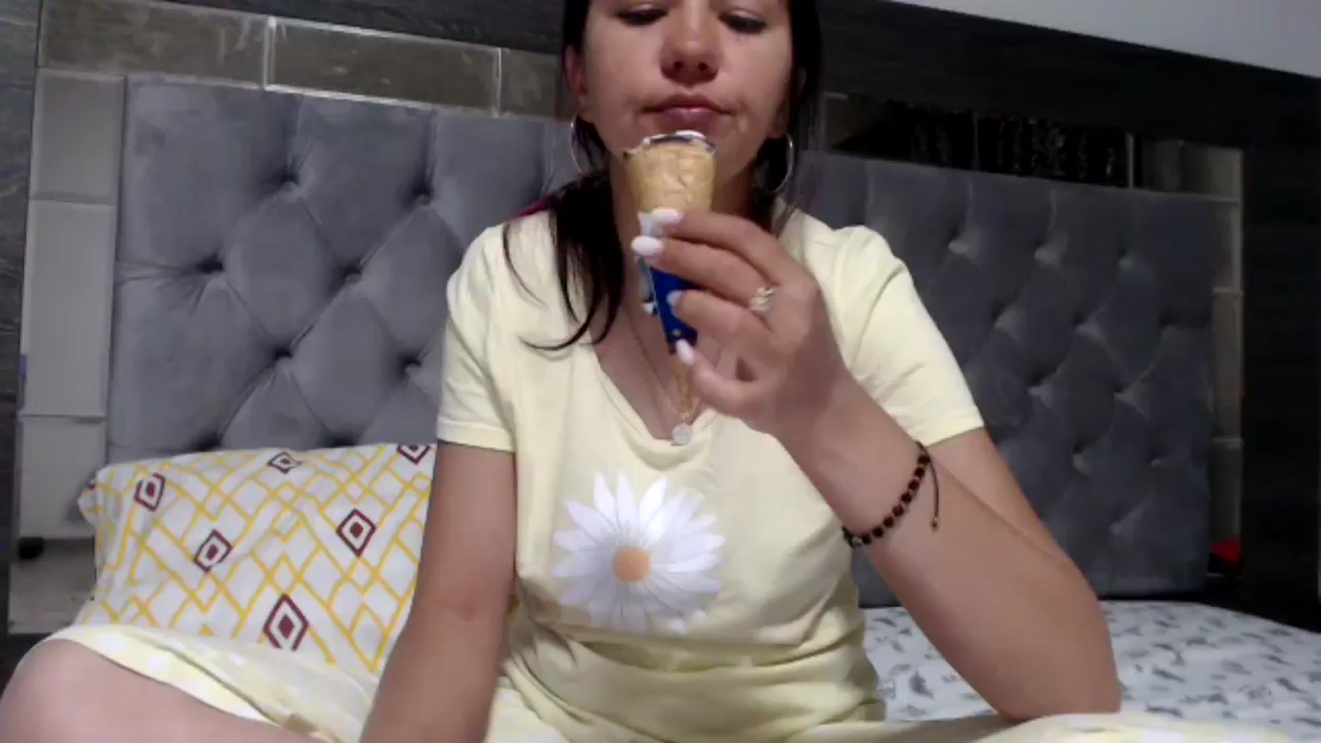 Gallery image thumbnail from YourLuvDee's myfreecams stream on, 05/10/2025, 21:38 image 18 of 20