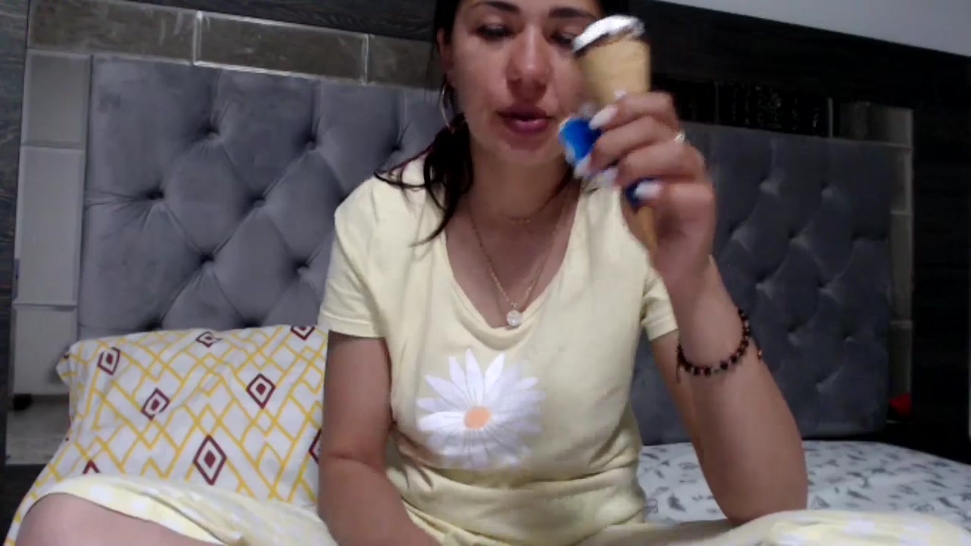 Gallery image thumbnail from YourLuvDee's myfreecams stream on, 05/10/2025, 21:38 image 17 of 20
