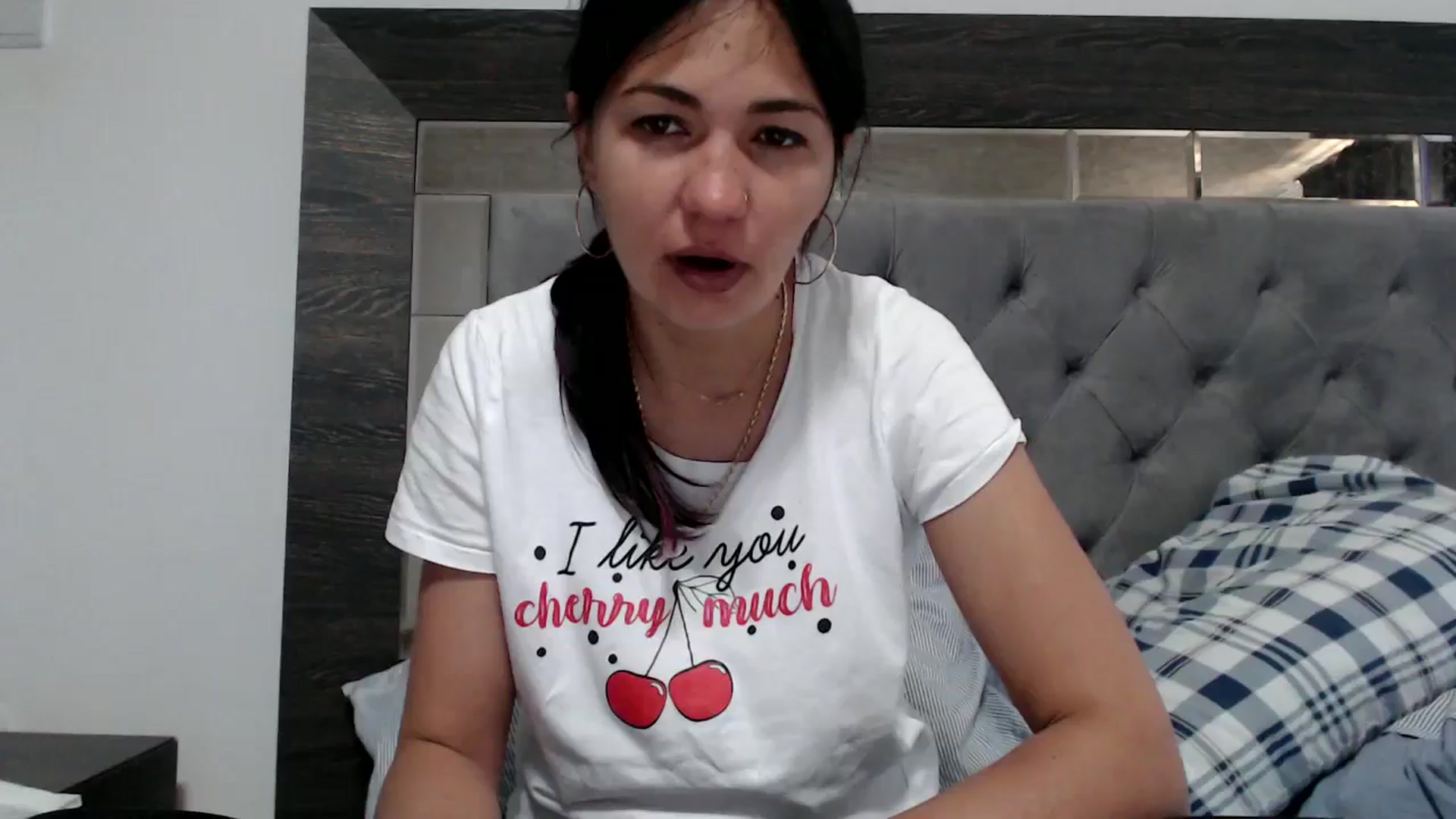 Gallery image thumbnail from YourLuvDee's myfreecams stream on, 05/19/2025, 10:49 image 15 of 20